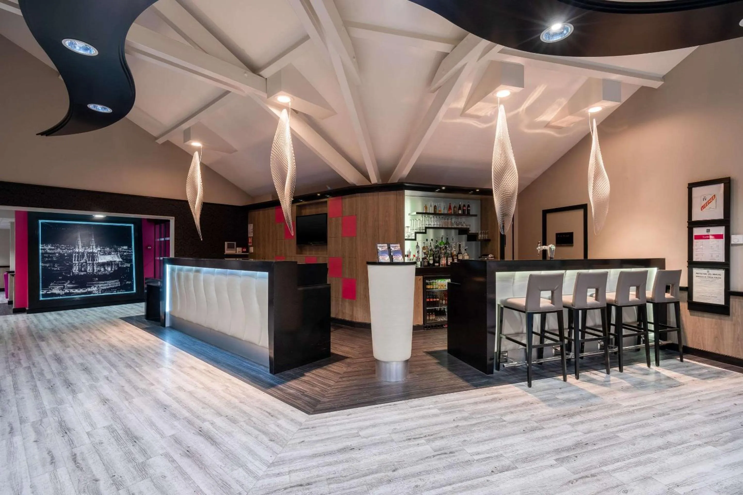 Lobby or reception in Hôtel Le Kennedy, Clermont-Ferrand, The Originals Relais