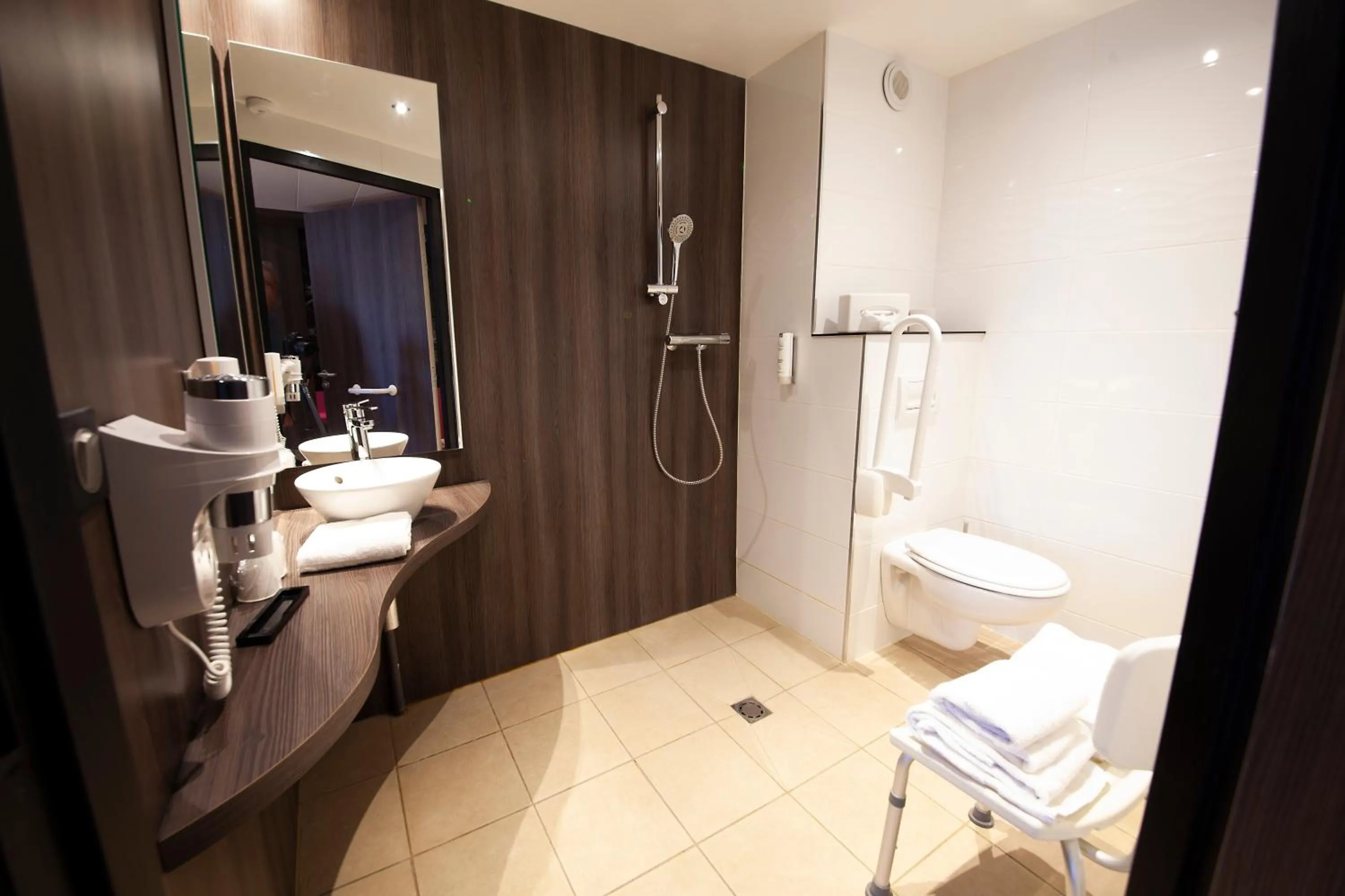 Bathroom in Hôtel Le Kennedy, Clermont-Ferrand, The Originals Relais