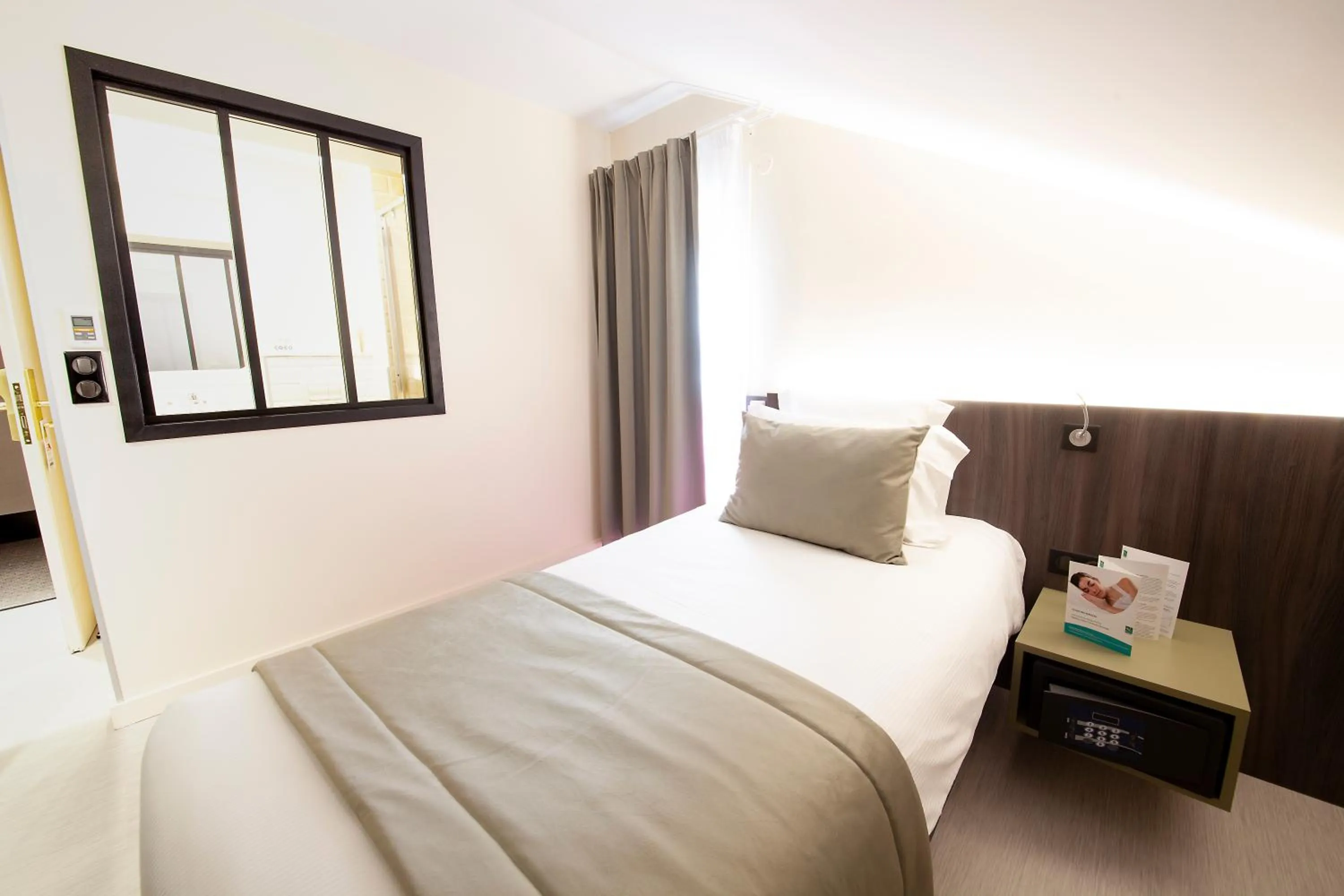 Bedroom, Bed in Hôtel Le Kennedy, Clermont-Ferrand, The Originals Relais