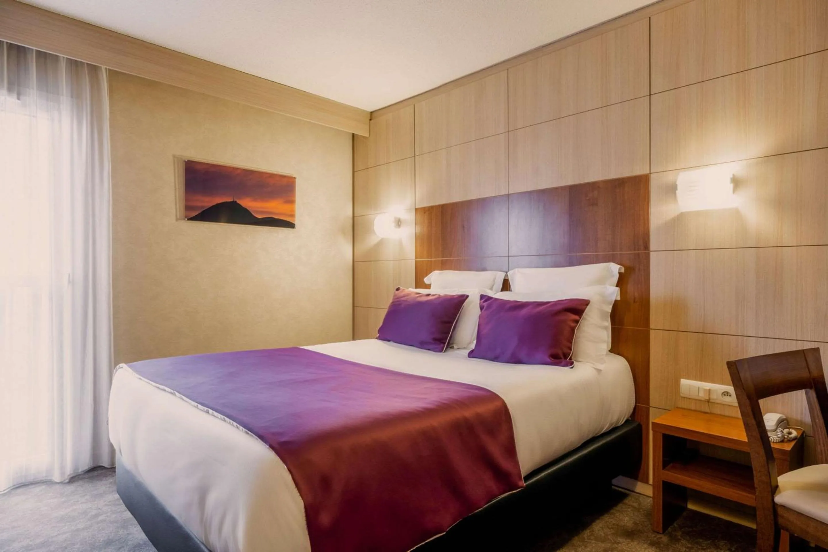 Bathroom, Bed in Quality Hotel Clermont Kennedy