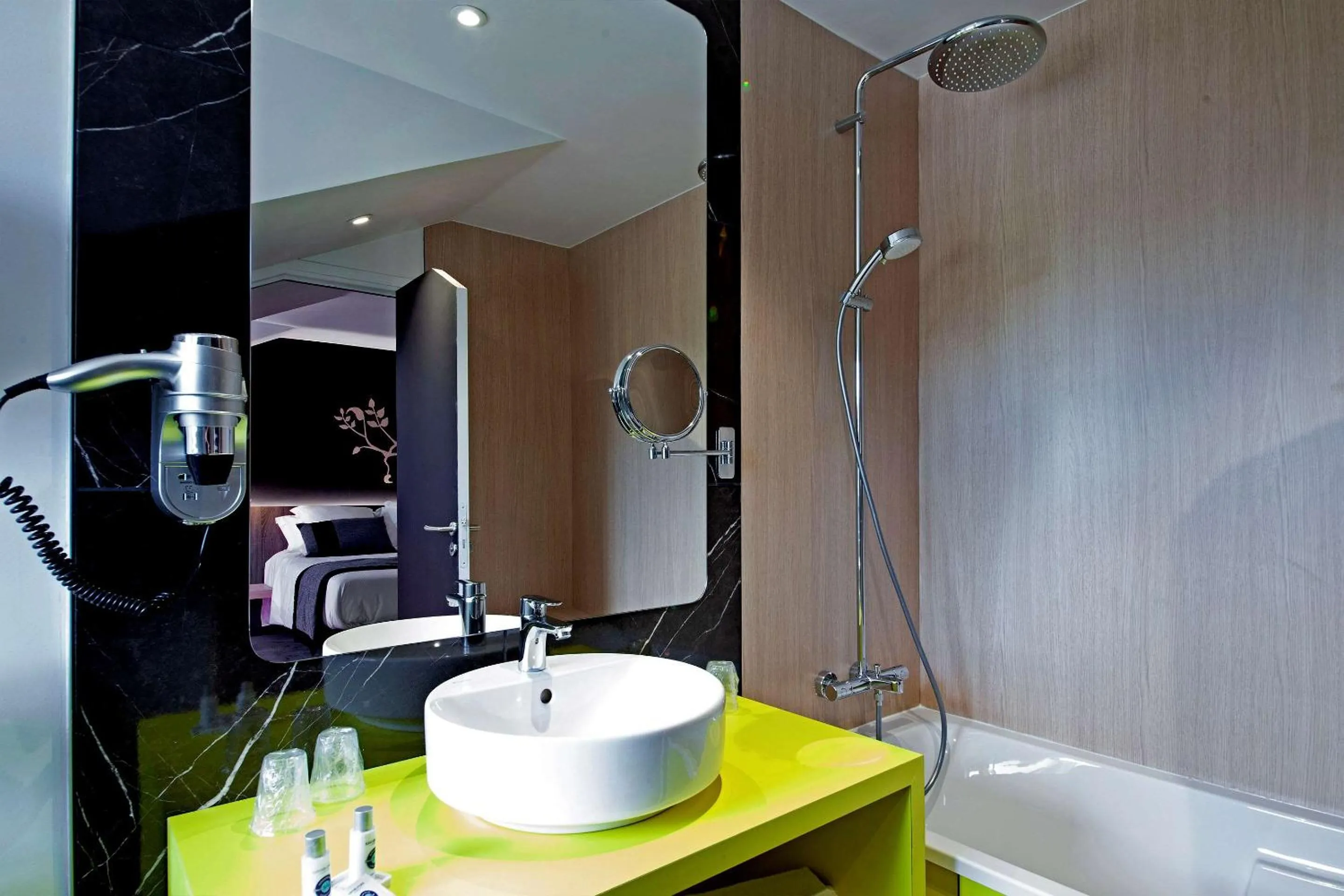 Bathroom in Hôtel Le Kennedy, Clermont-Ferrand, The Originals Relais