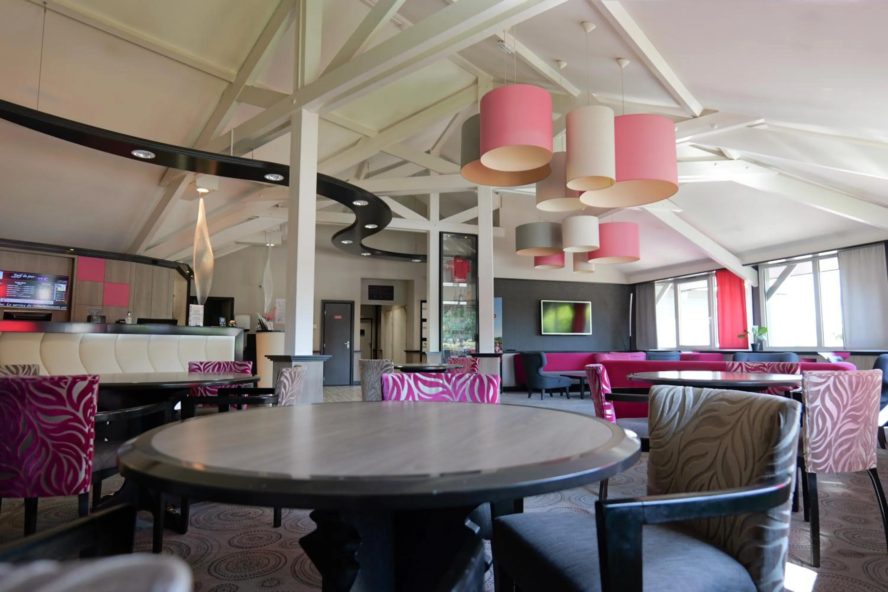 Lobby or reception in Hôtel Le Kennedy, Clermont-Ferrand, The Originals Relais