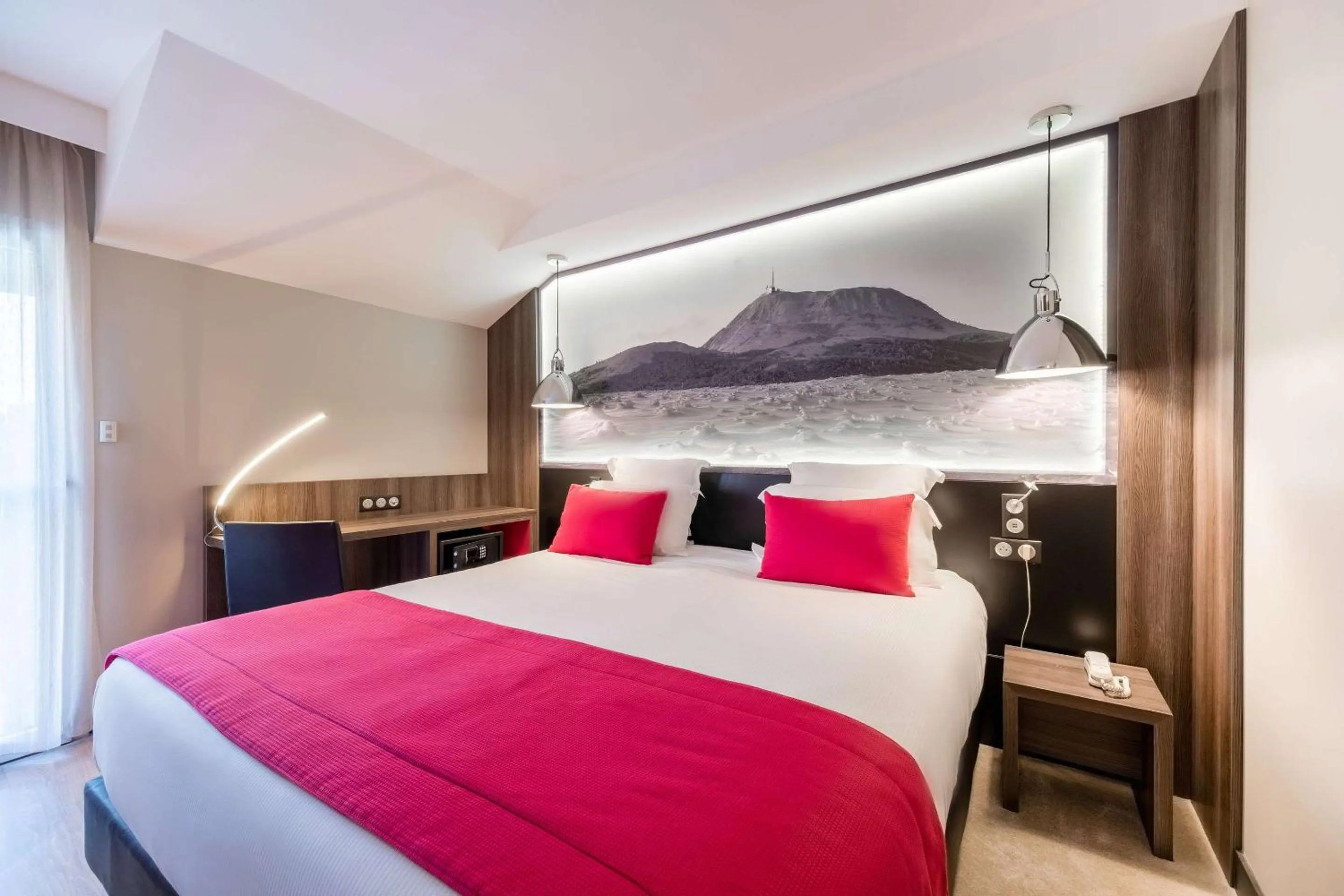 Photo of the whole room, Bed in Hôtel Le Kennedy, Clermont-Ferrand, The Originals Relais