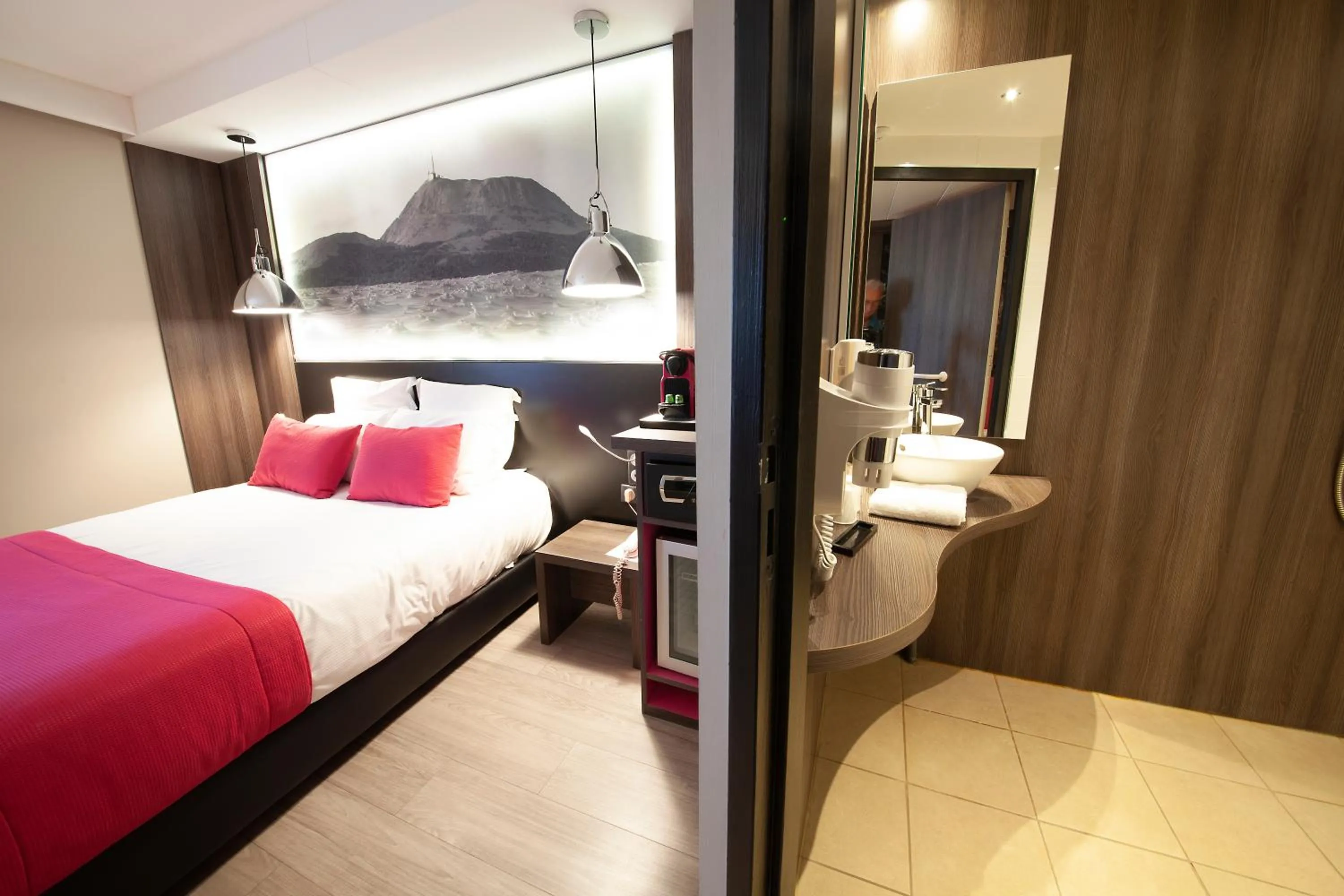 Photo of the whole room, Bed in Hôtel Le Kennedy, Clermont-Ferrand, The Originals Relais