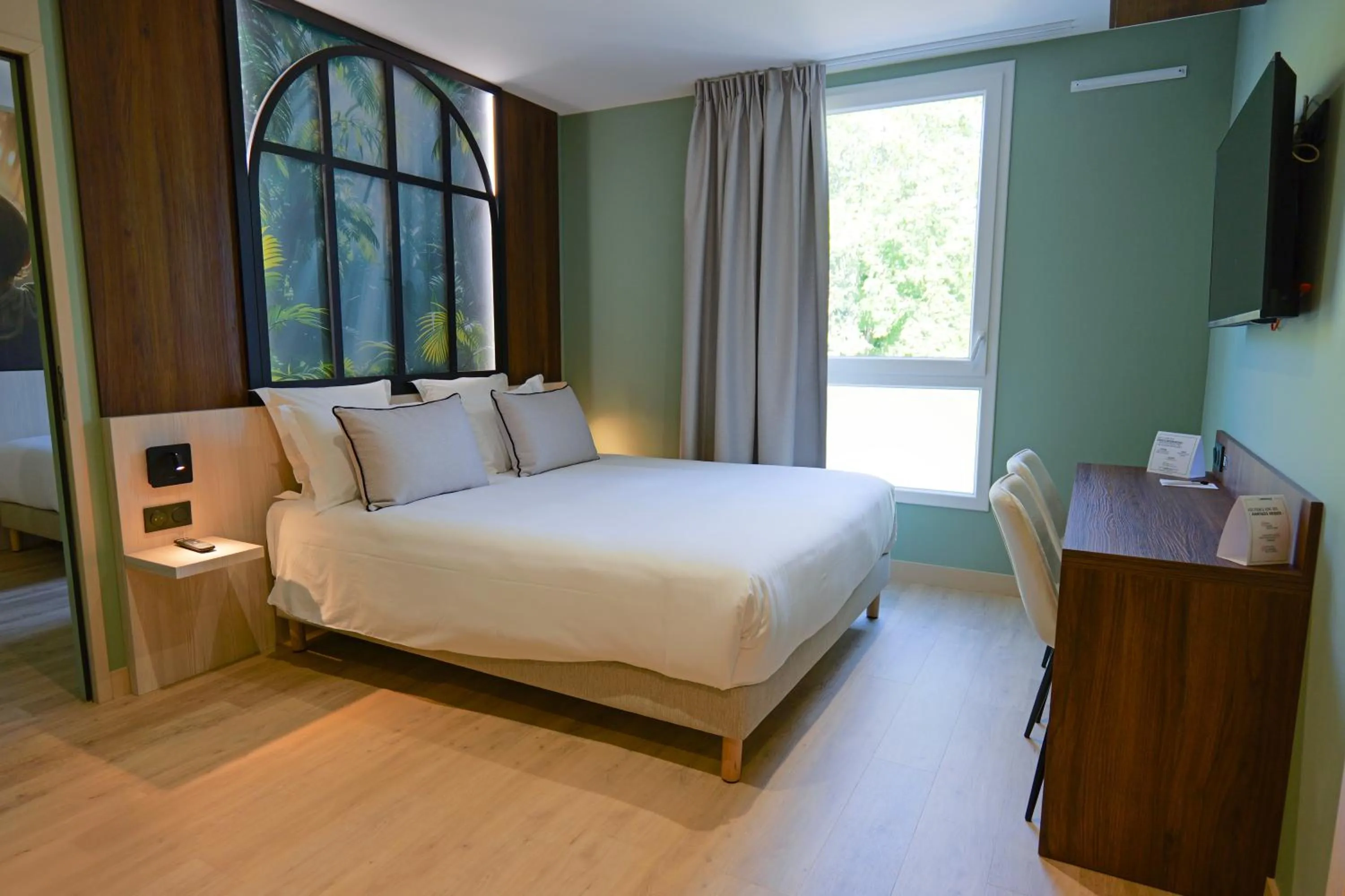 Bedroom, Bed in Hôtel Le Kennedy, Clermont-Ferrand, The Originals Relais