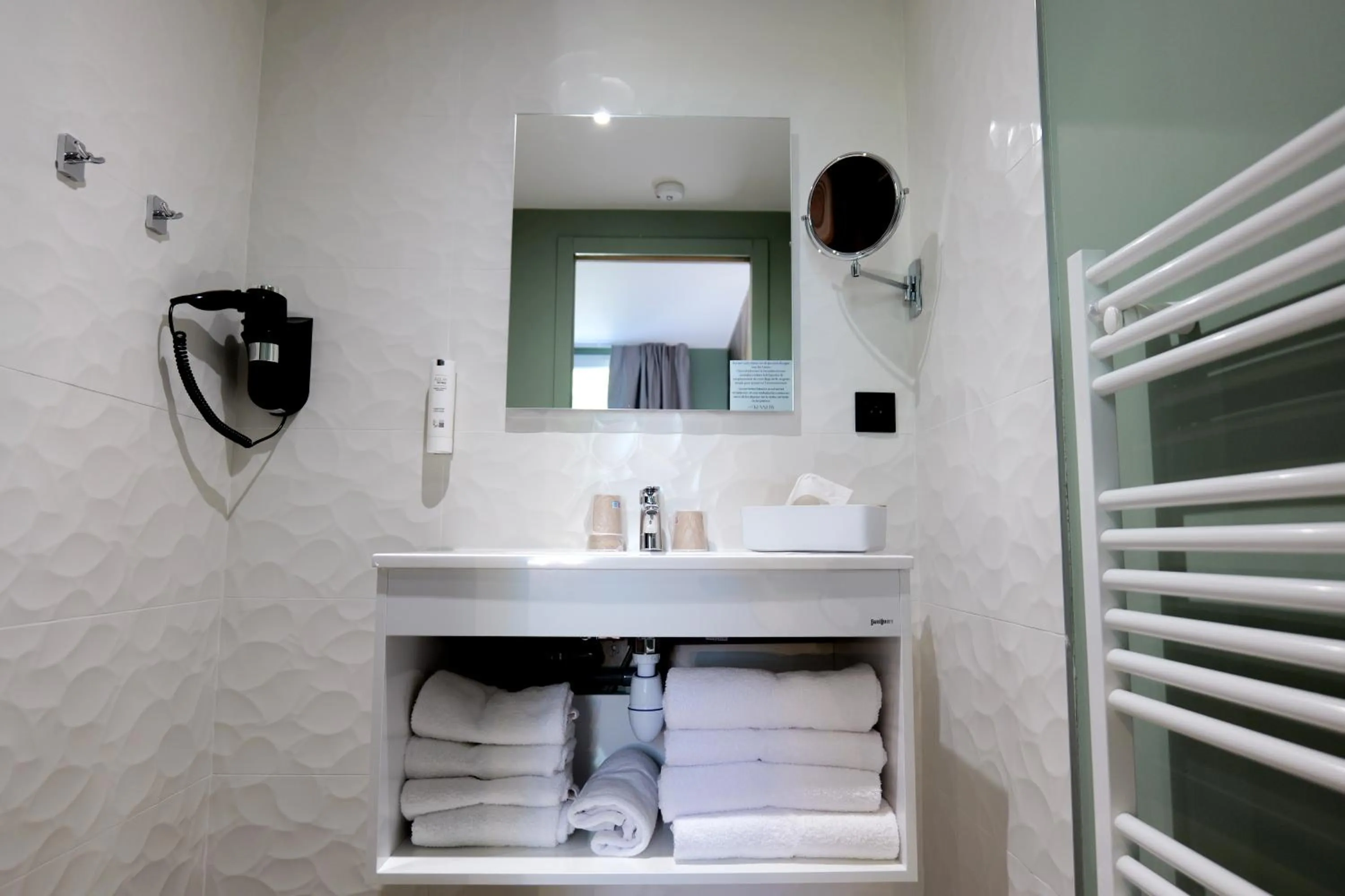 Bathroom in Hôtel Le Kennedy, Clermont-Ferrand, The Originals Relais