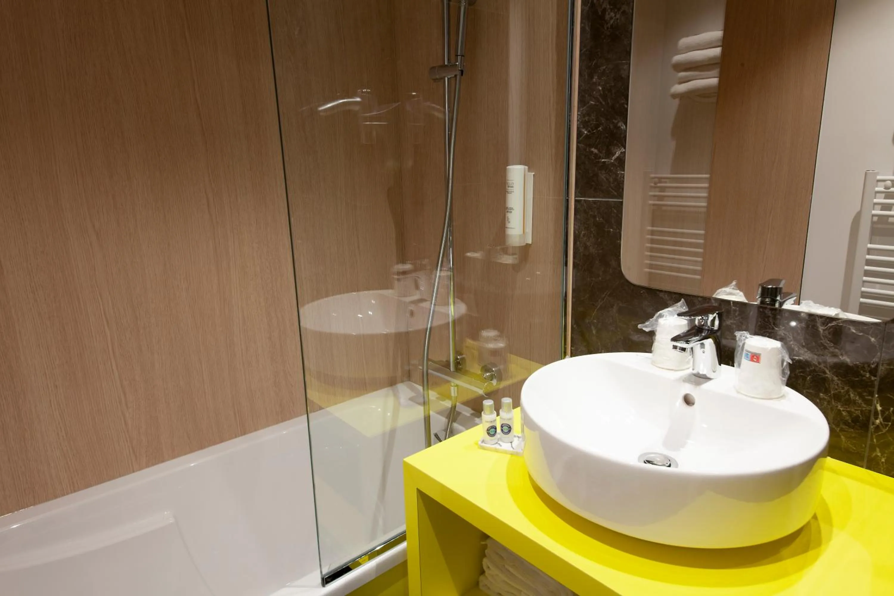 Bathroom in Hôtel Le Kennedy, Clermont-Ferrand, The Originals Relais