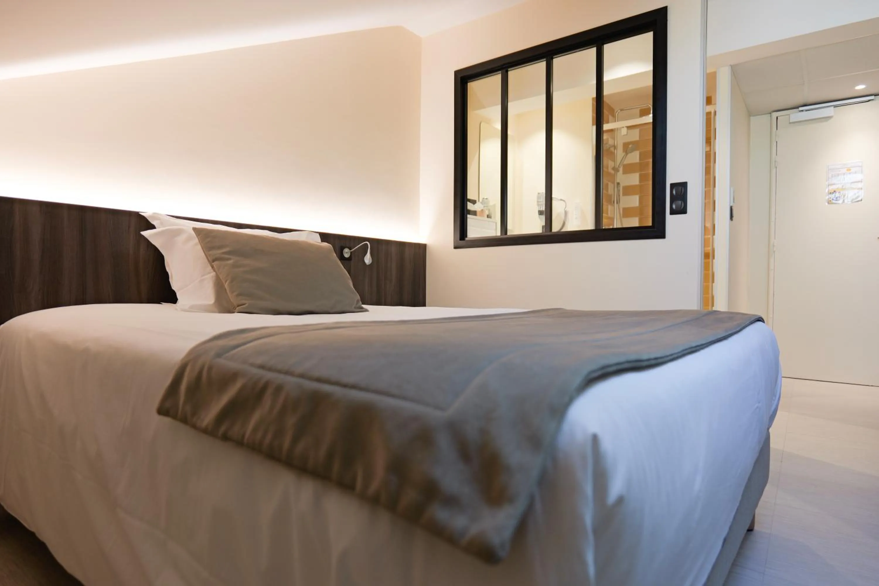 Photo of the whole room, Bed in Hôtel Le Kennedy, Clermont-Ferrand, The Originals Relais