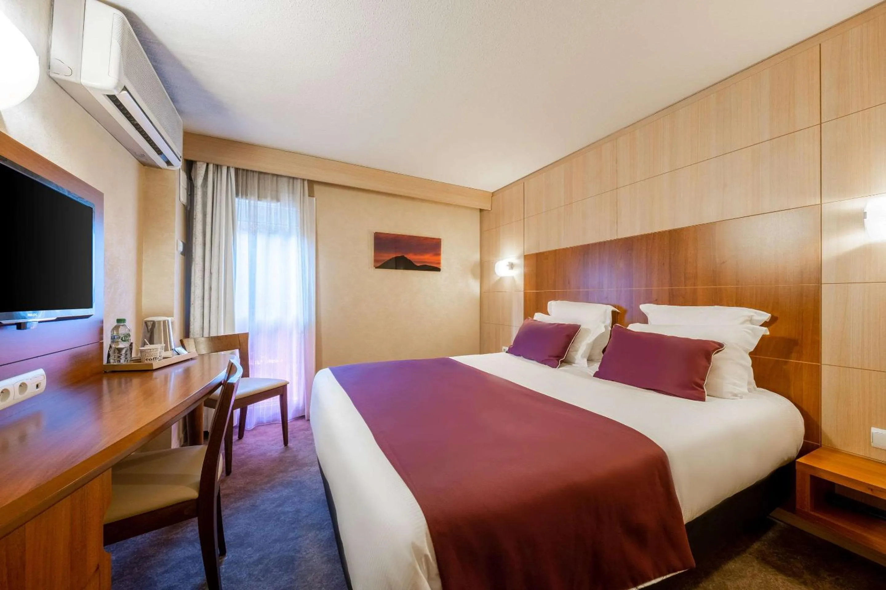 Photo of the whole room, Bed in Quality Hotel Clermont Kennedy