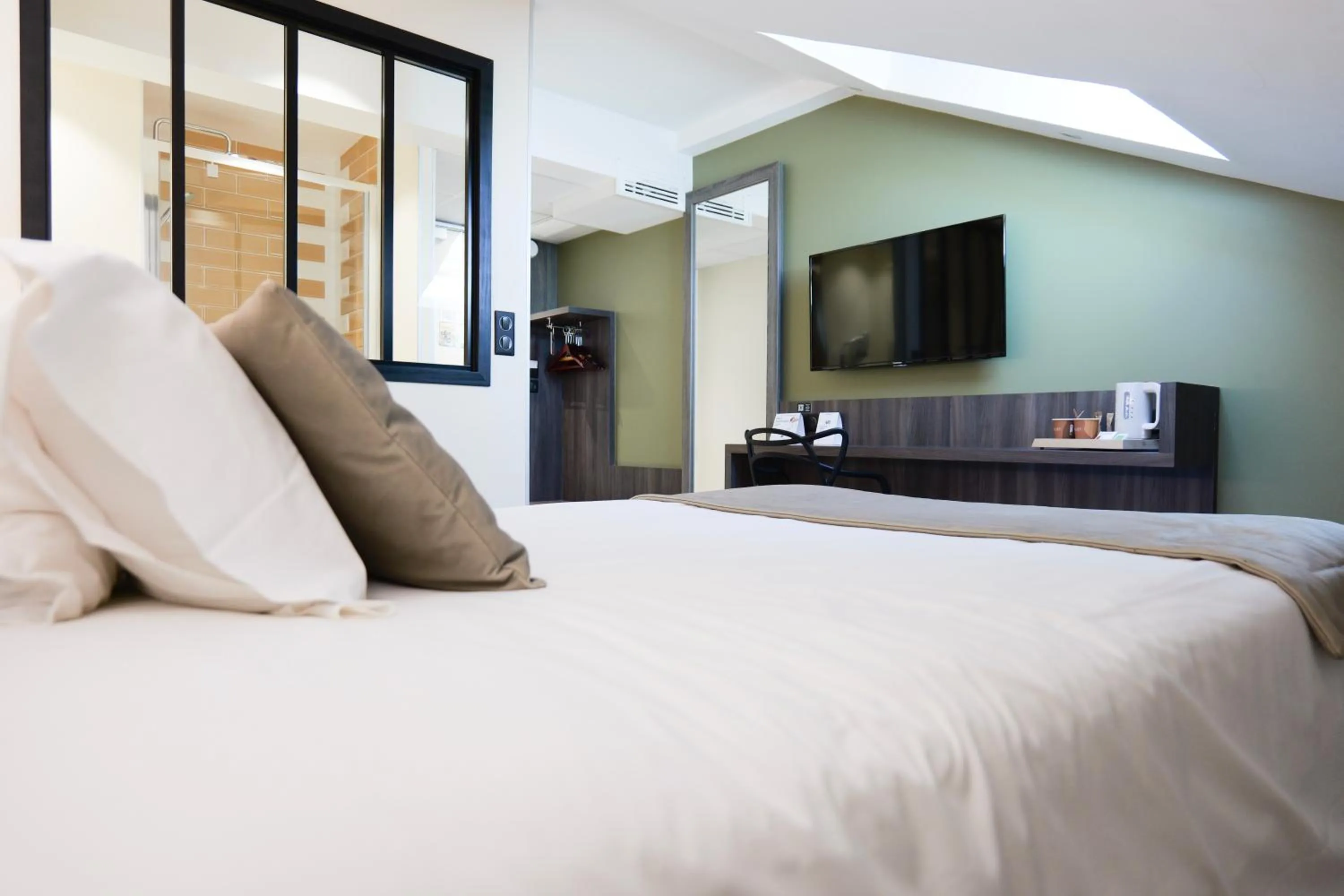 Bedroom, Bed in Hôtel Le Kennedy, Clermont-Ferrand, The Originals Relais