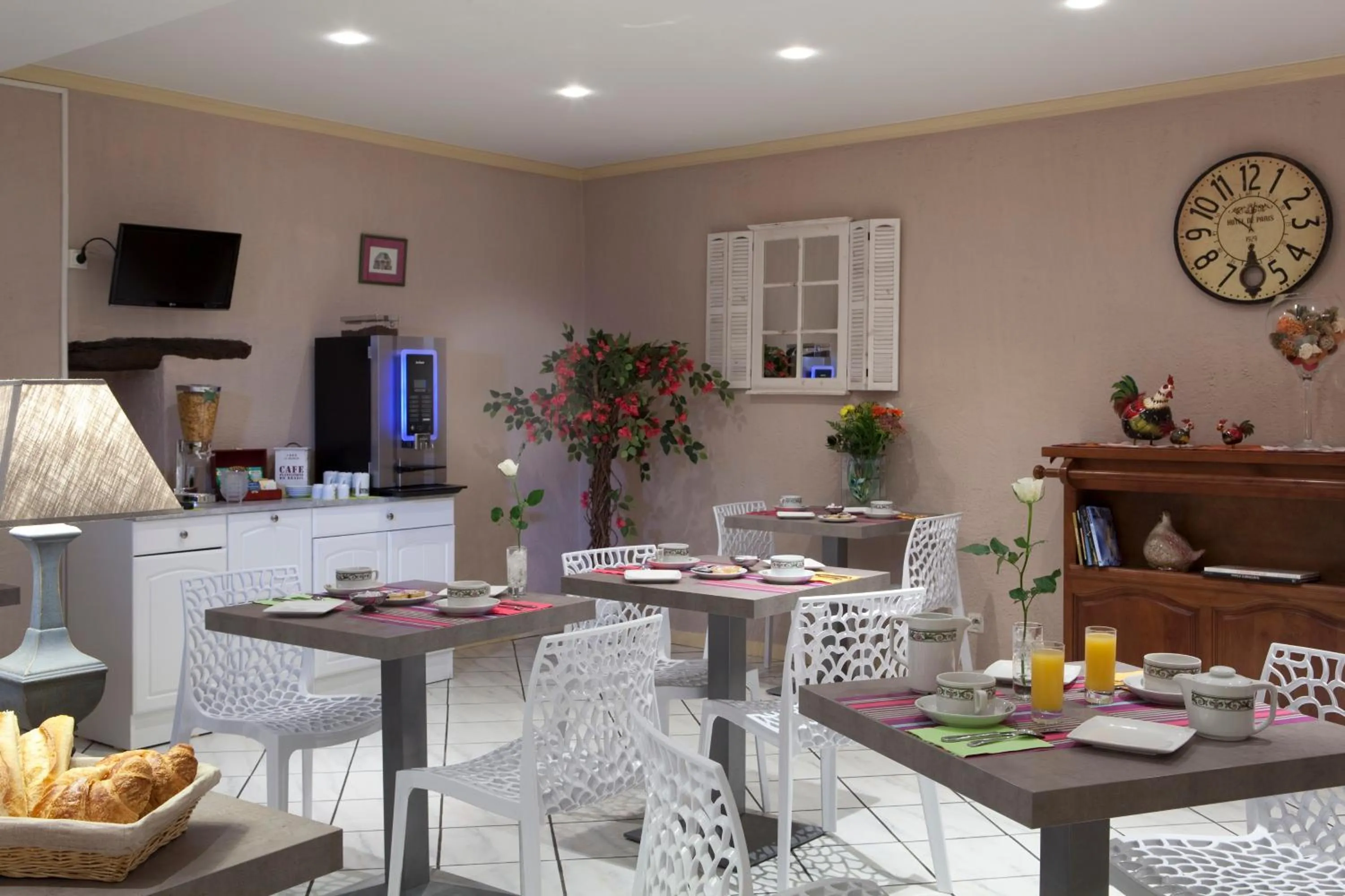 People in Hôtel Saint Philibert