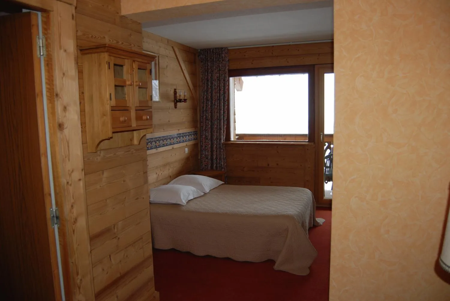 Photo of the whole room, Bed in Hôtel De La Couronne