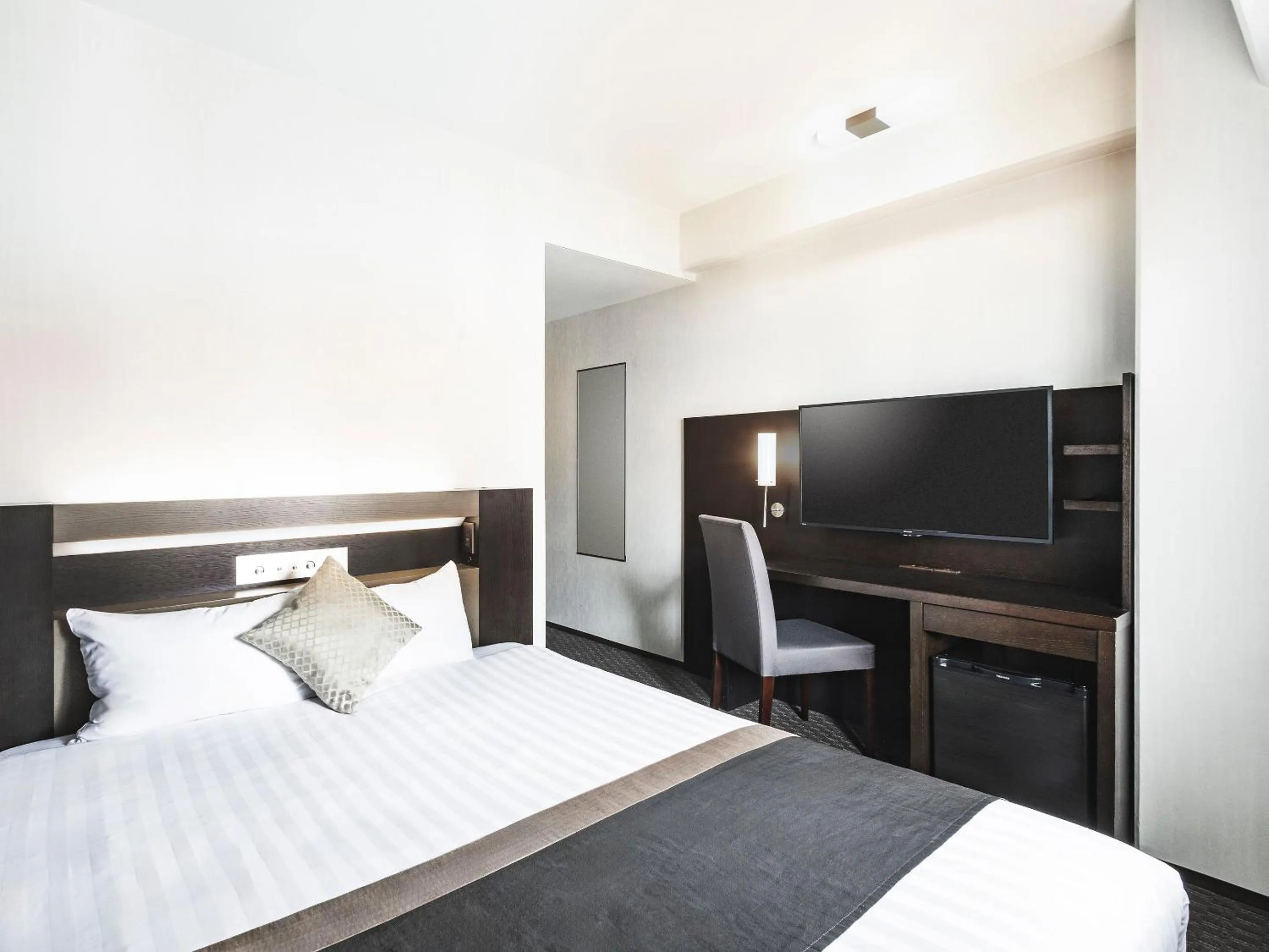 Photo of the whole room, Bed in Hotel New Hankyu Osaka Annex