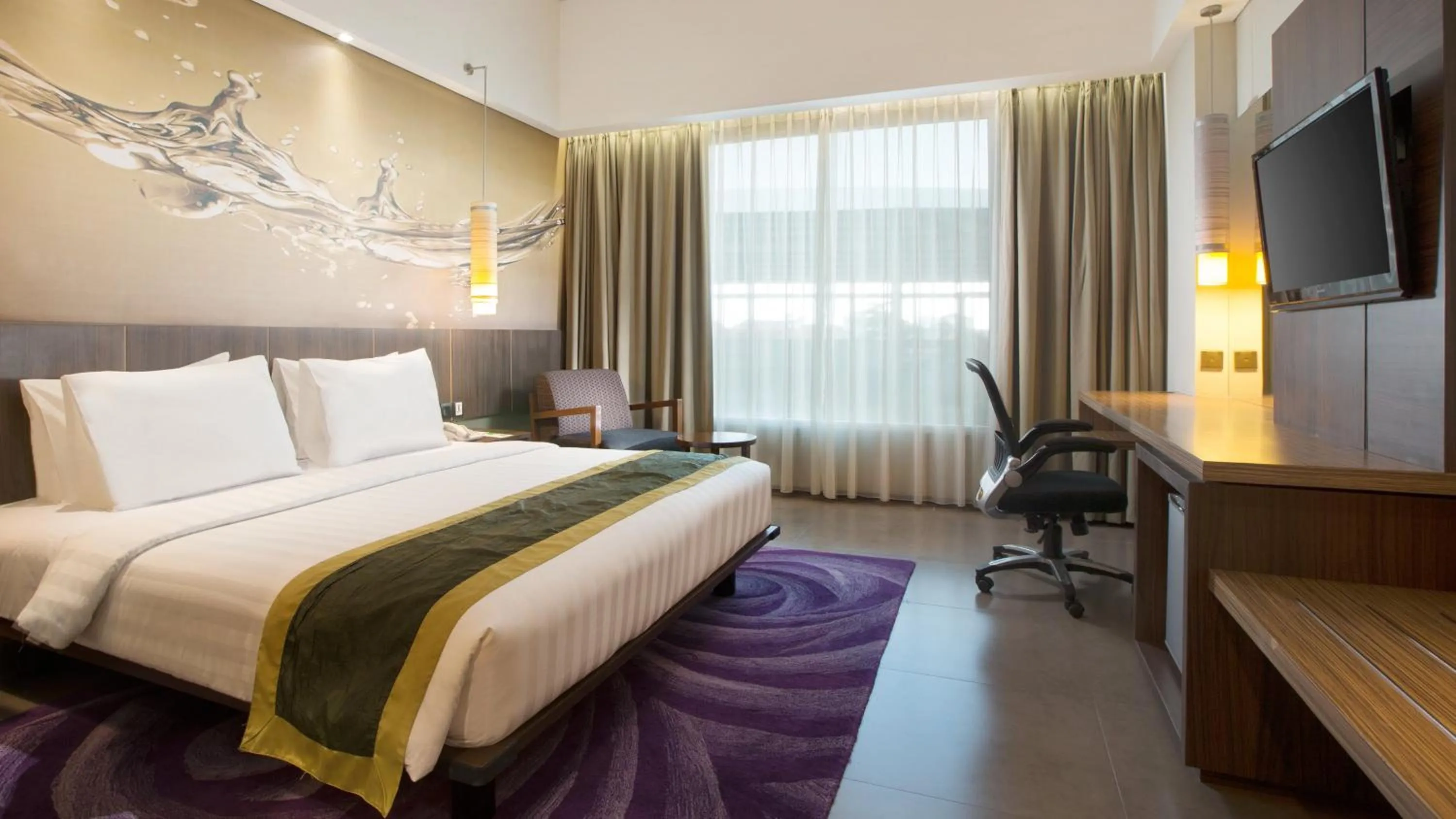 Photo of the whole room, Bed in Holiday Inn Bandung Pasteur by IHG