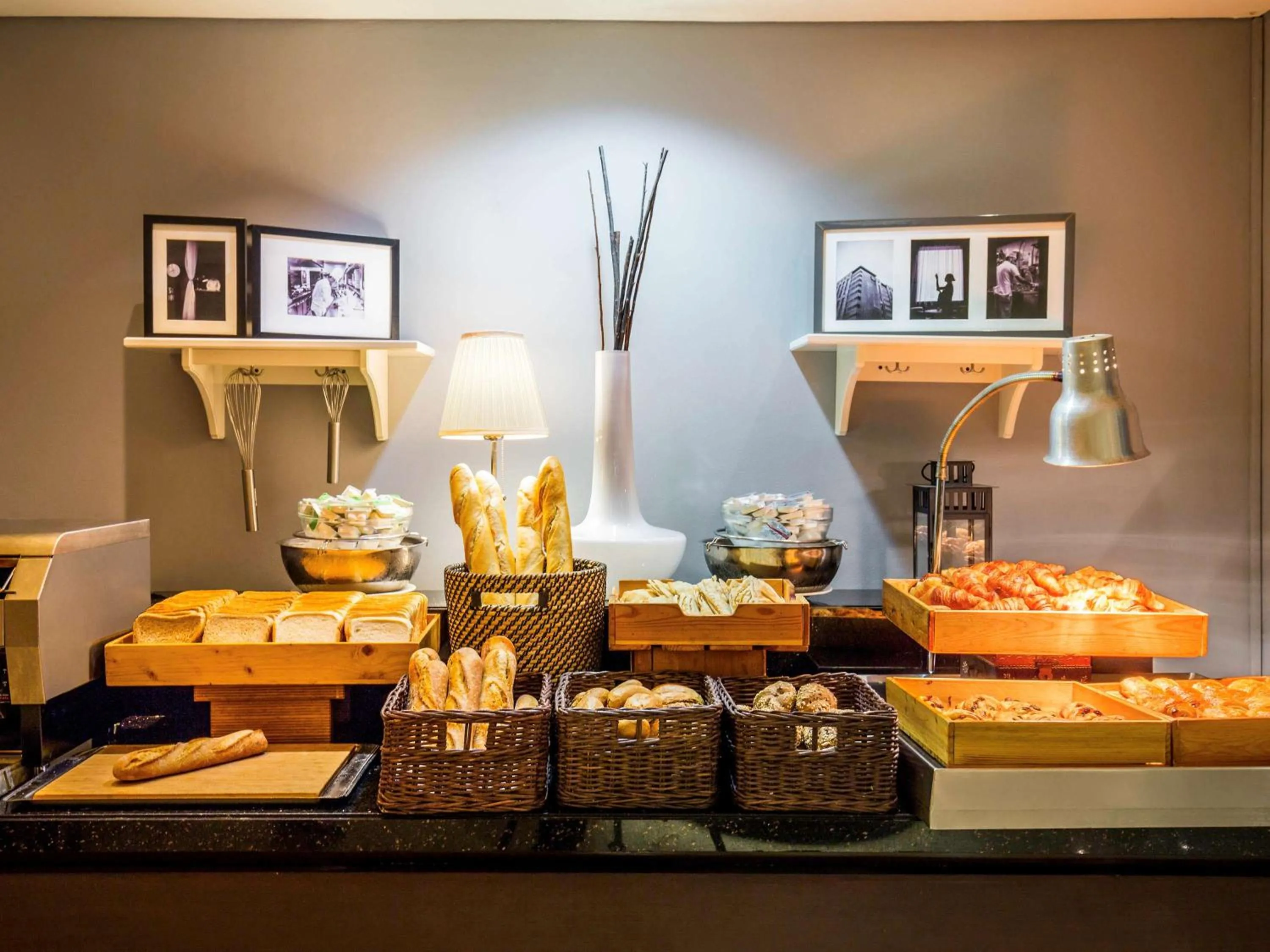 Restaurant/places to eat in Novotel Deira Creekside Dubai