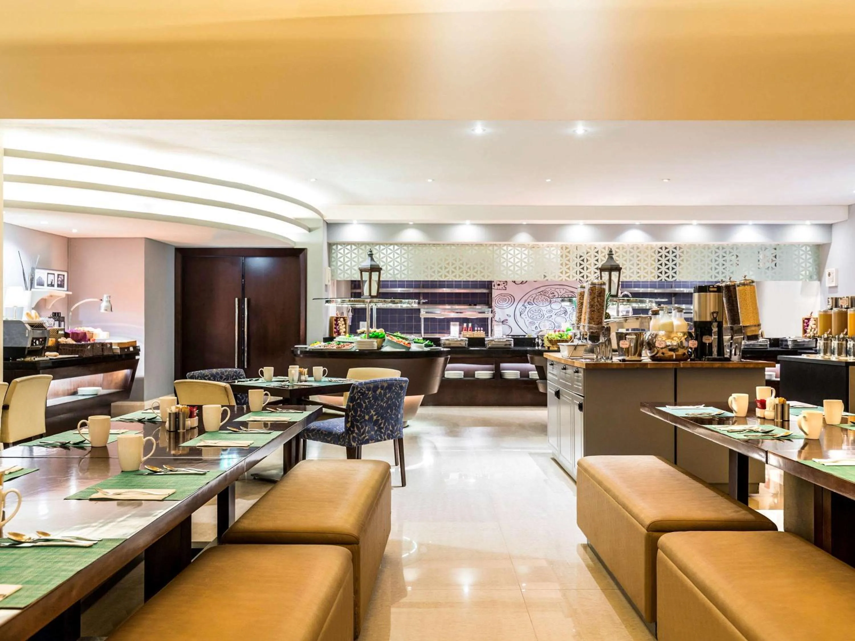 Restaurant/places to eat in Novotel Deira Creekside Dubai