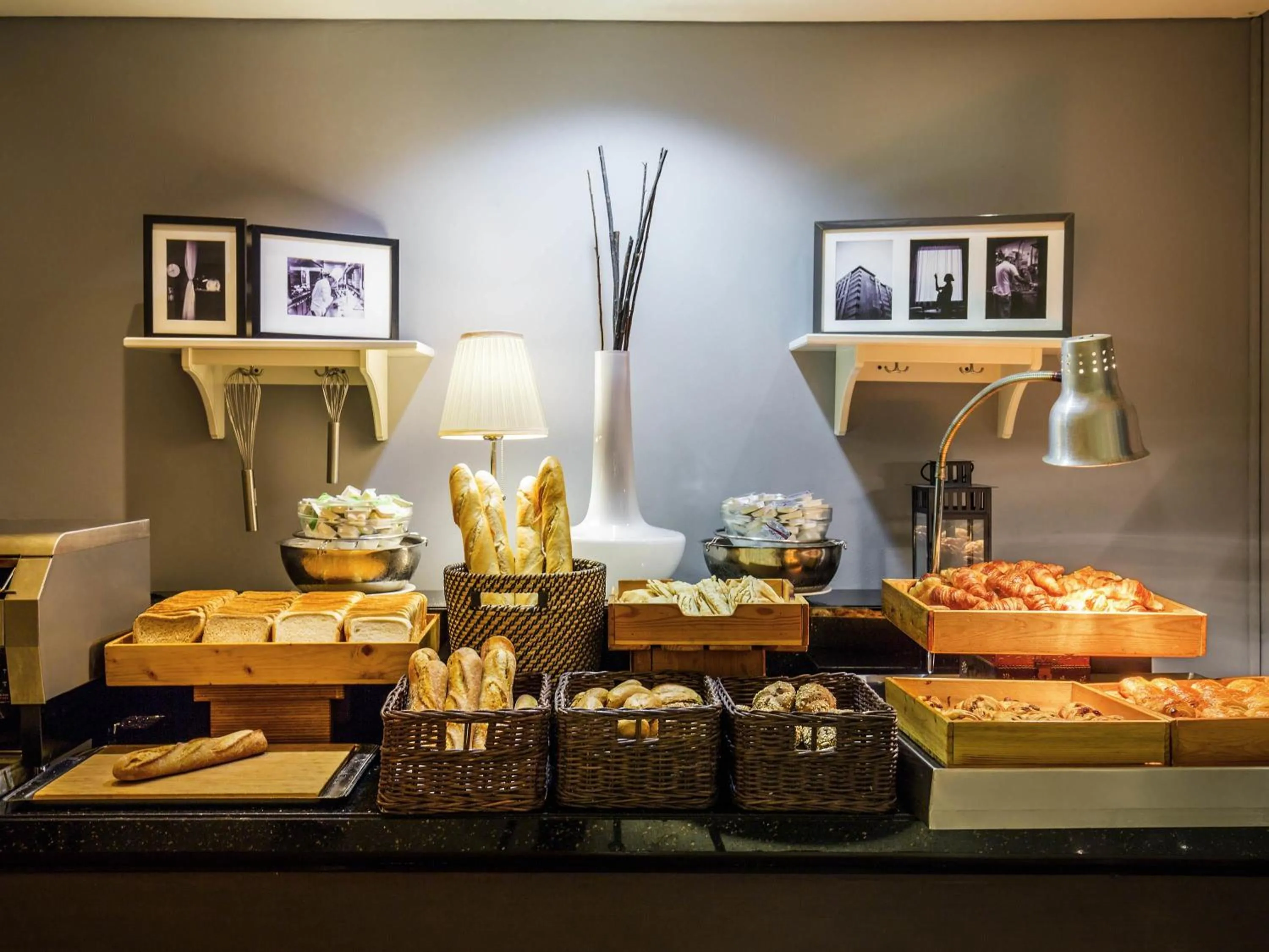 Restaurant/places to eat in Novotel Deira Creekside Dubai