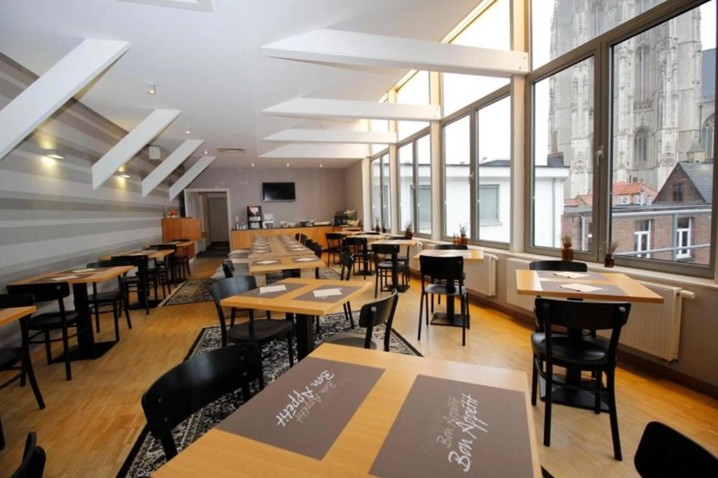 Restaurant/places to eat in 3 Paardekens - City Centre Hotel