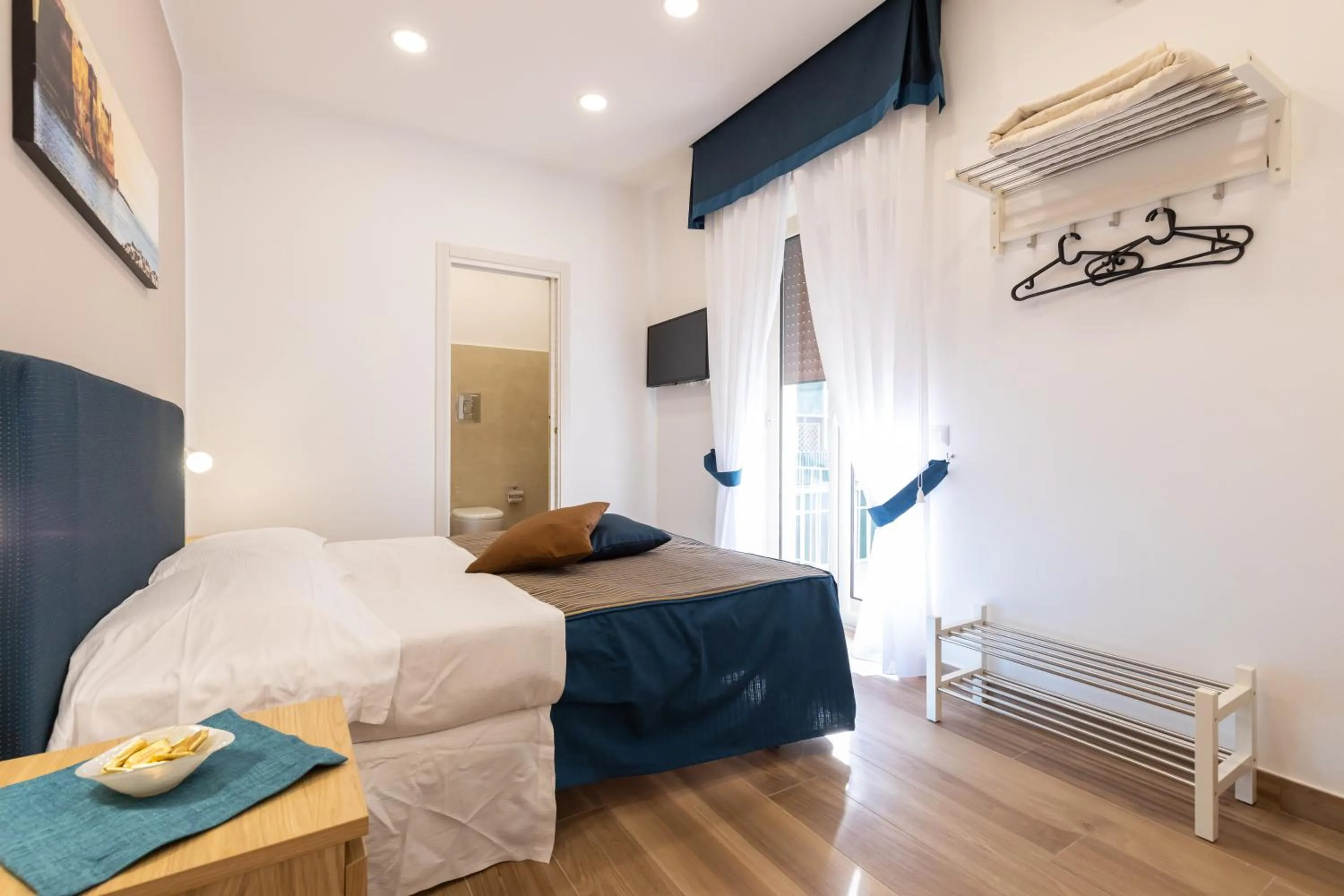 Photo of the whole room, Bed in Napolilive B&B