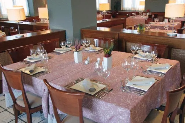 Restaurant/places to eat in Hotel Restaurante El Tollo