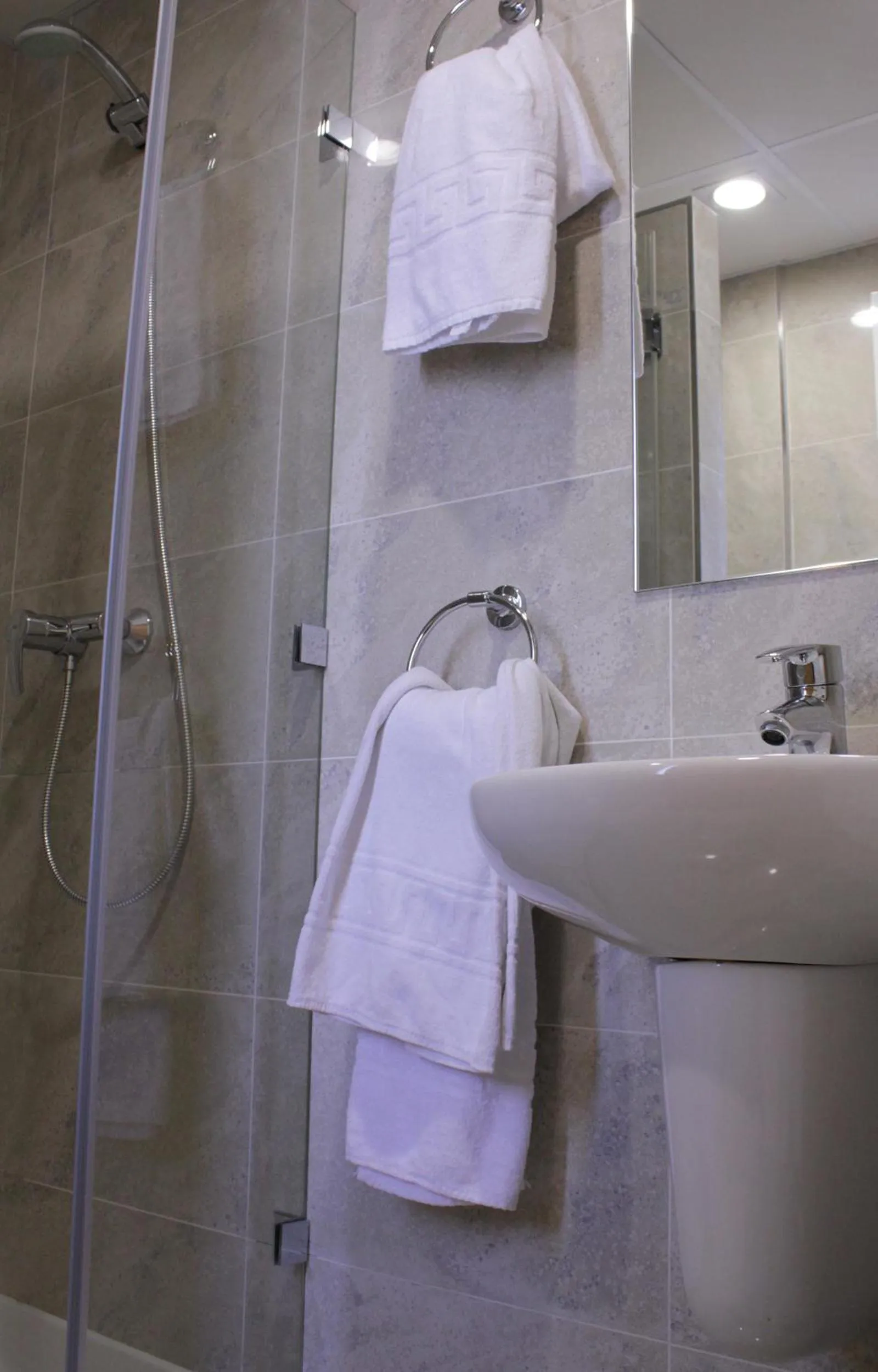 Shower in Iraipe Izaga Hostal