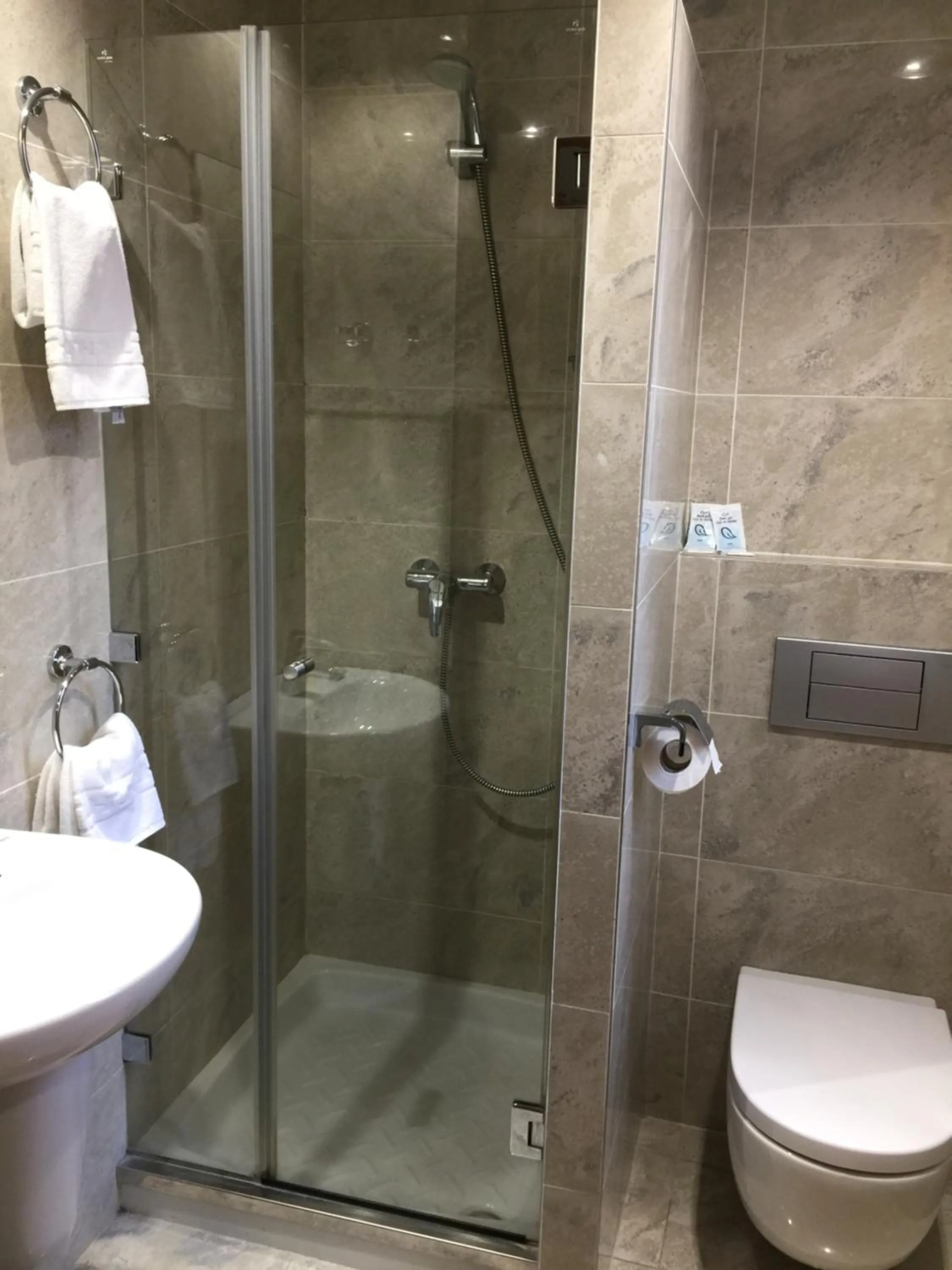 Shower in Iraipe Izaga Hostal