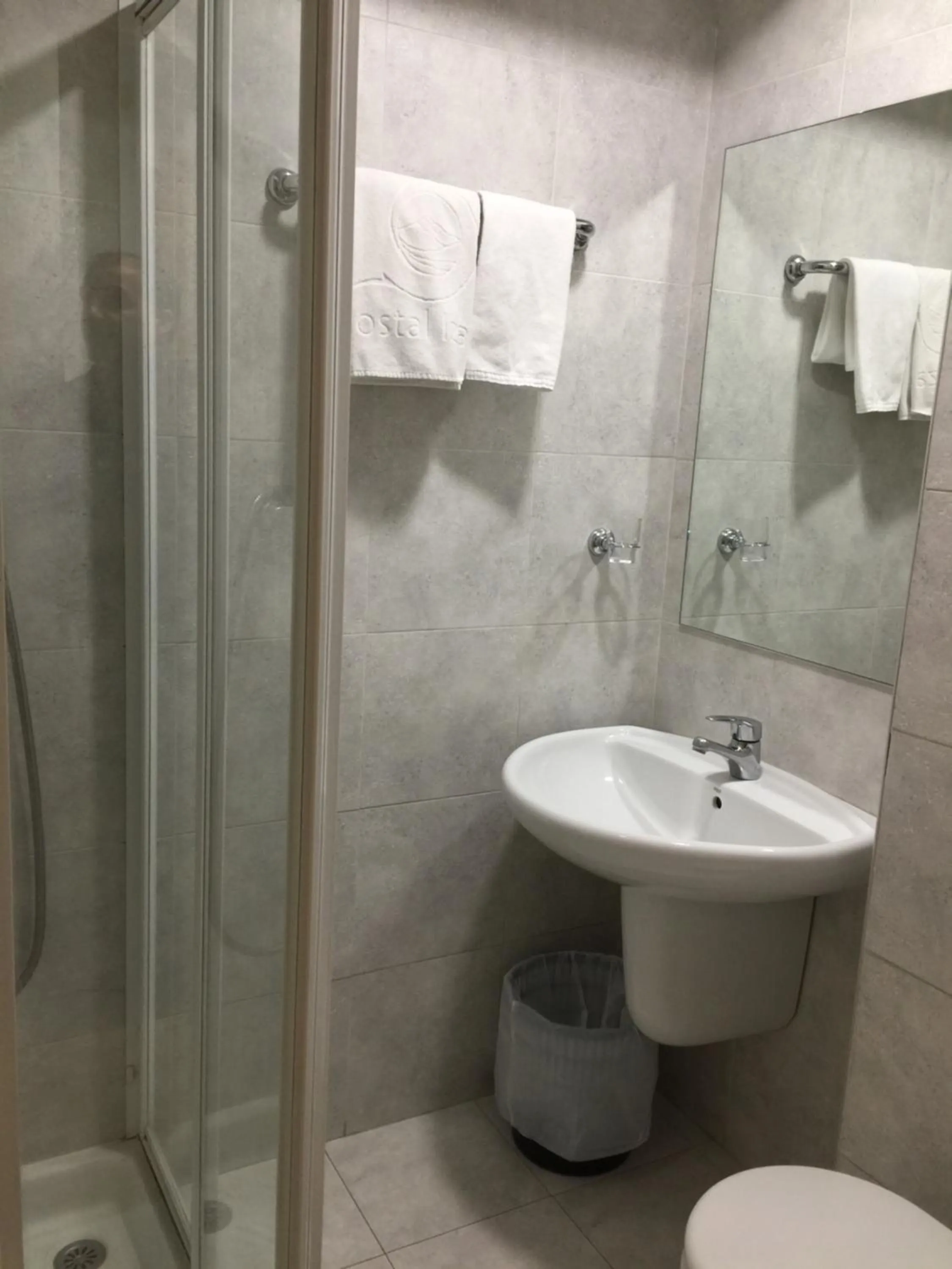 Shower in Iraipe Izaga Hostal