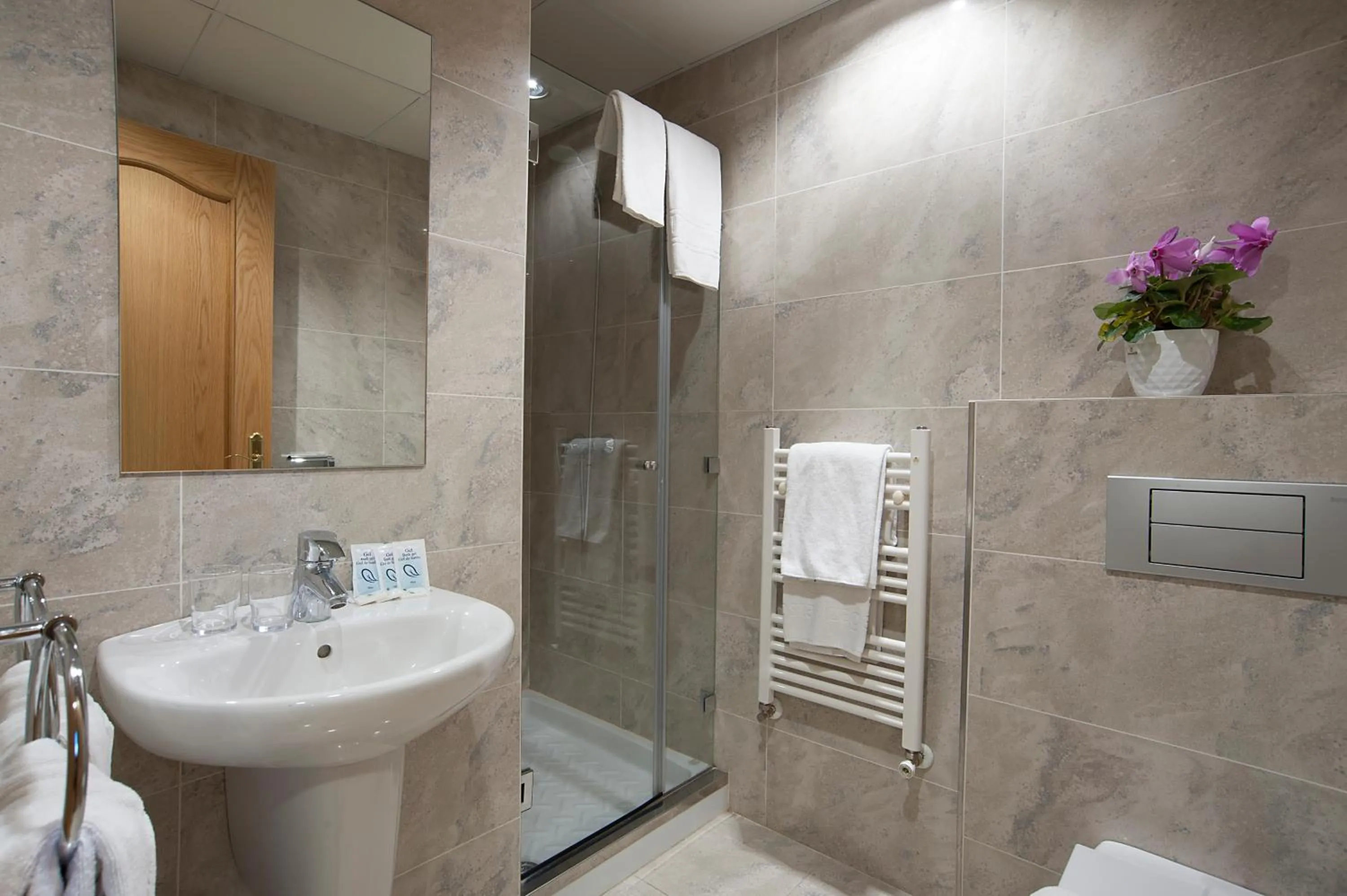 Shower in Iraipe Izaga Hostal