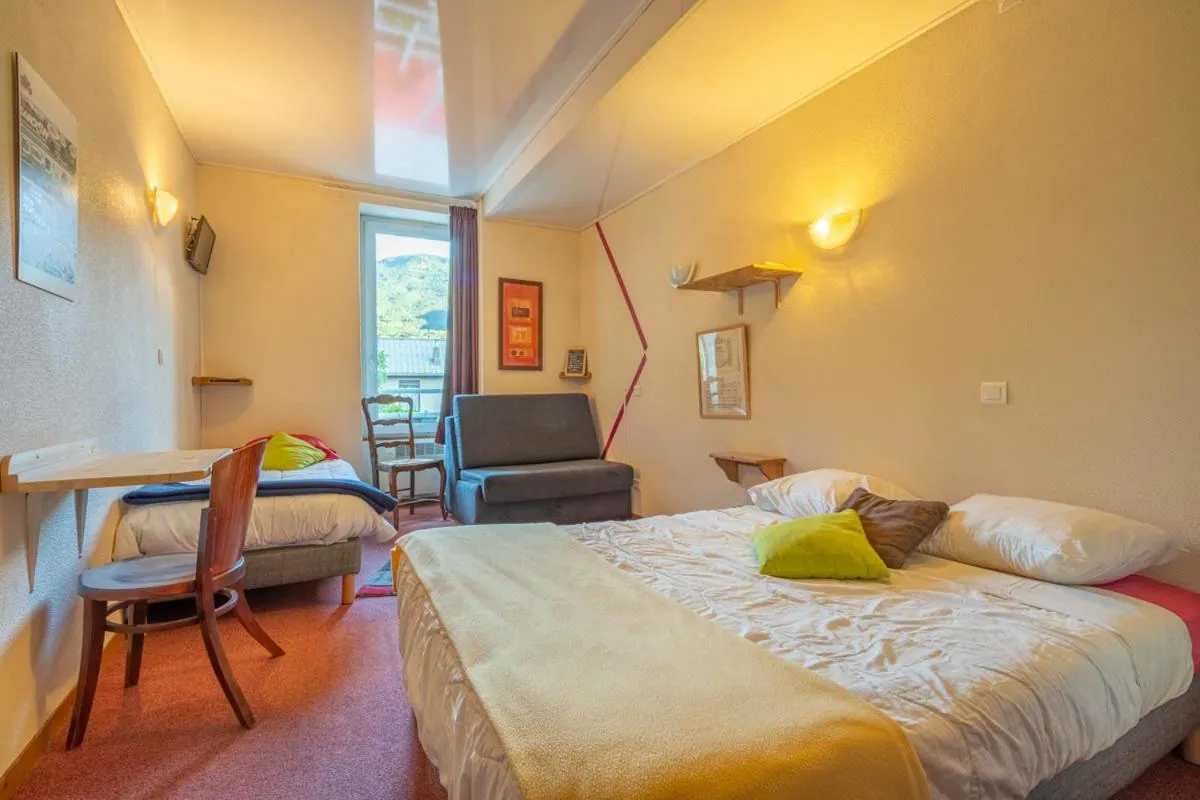 Bedroom, Bed in L'Auberge d'Eygliers