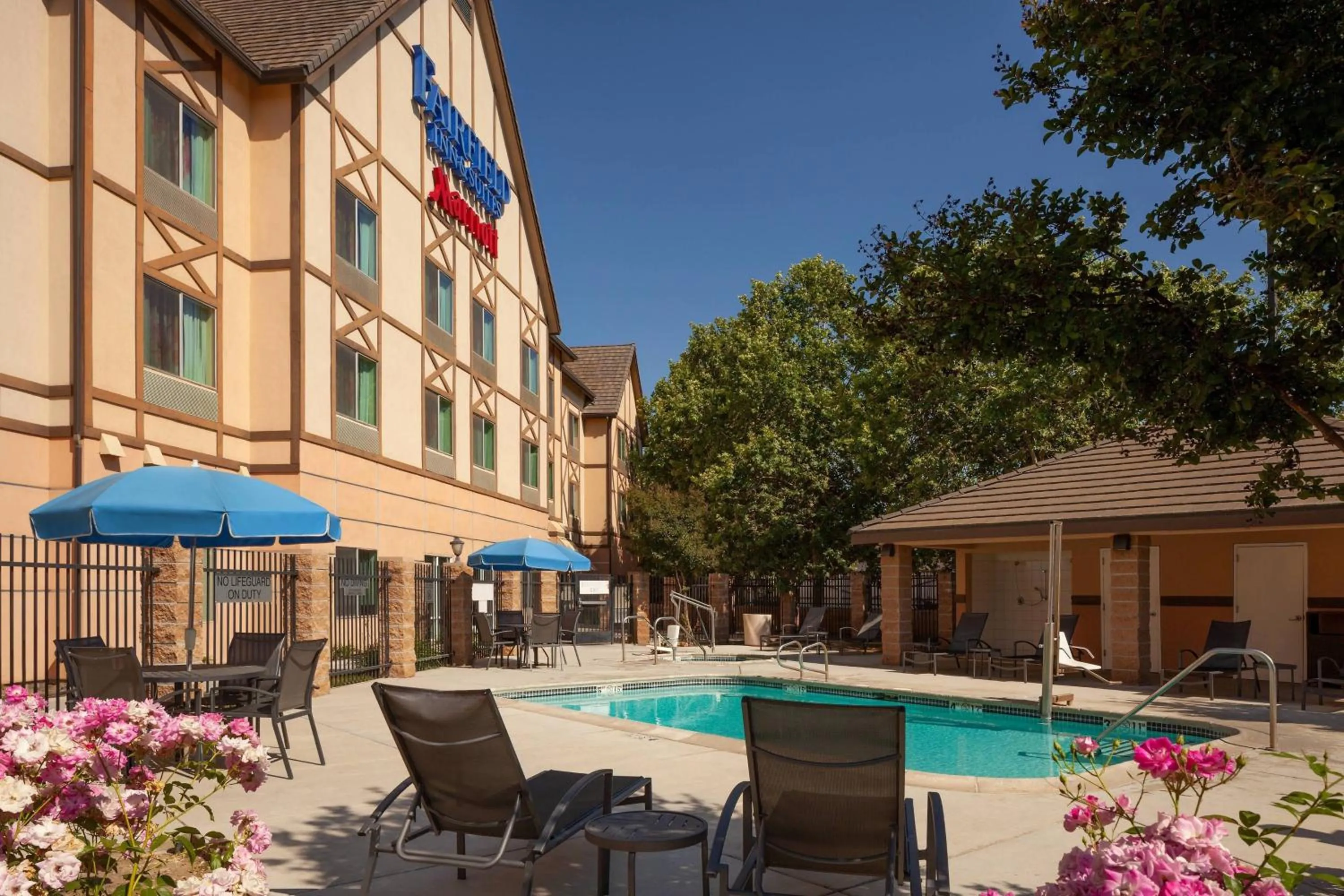 Swimming pool in Fairfield Inn & Suites by Marriott Selma Kingsburg