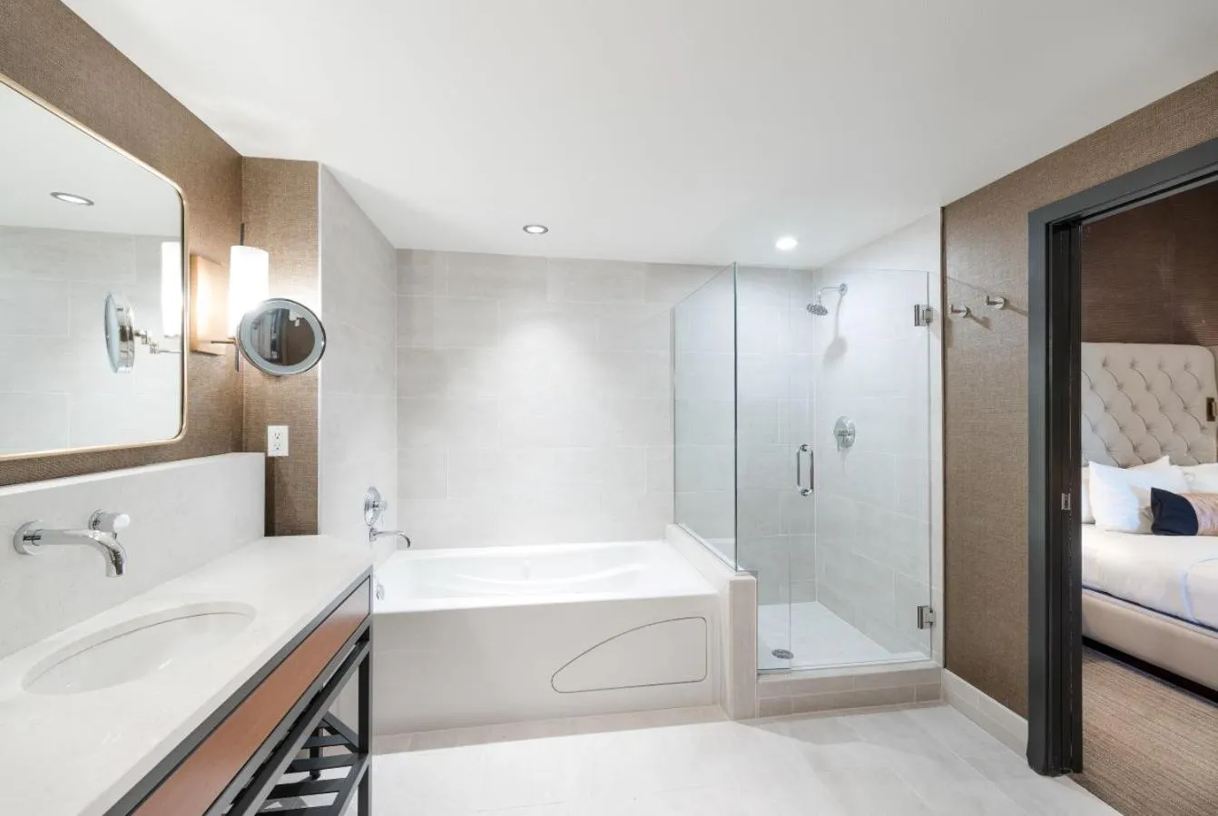 Bathroom, Bed in The Heathman Hotel Kirkland