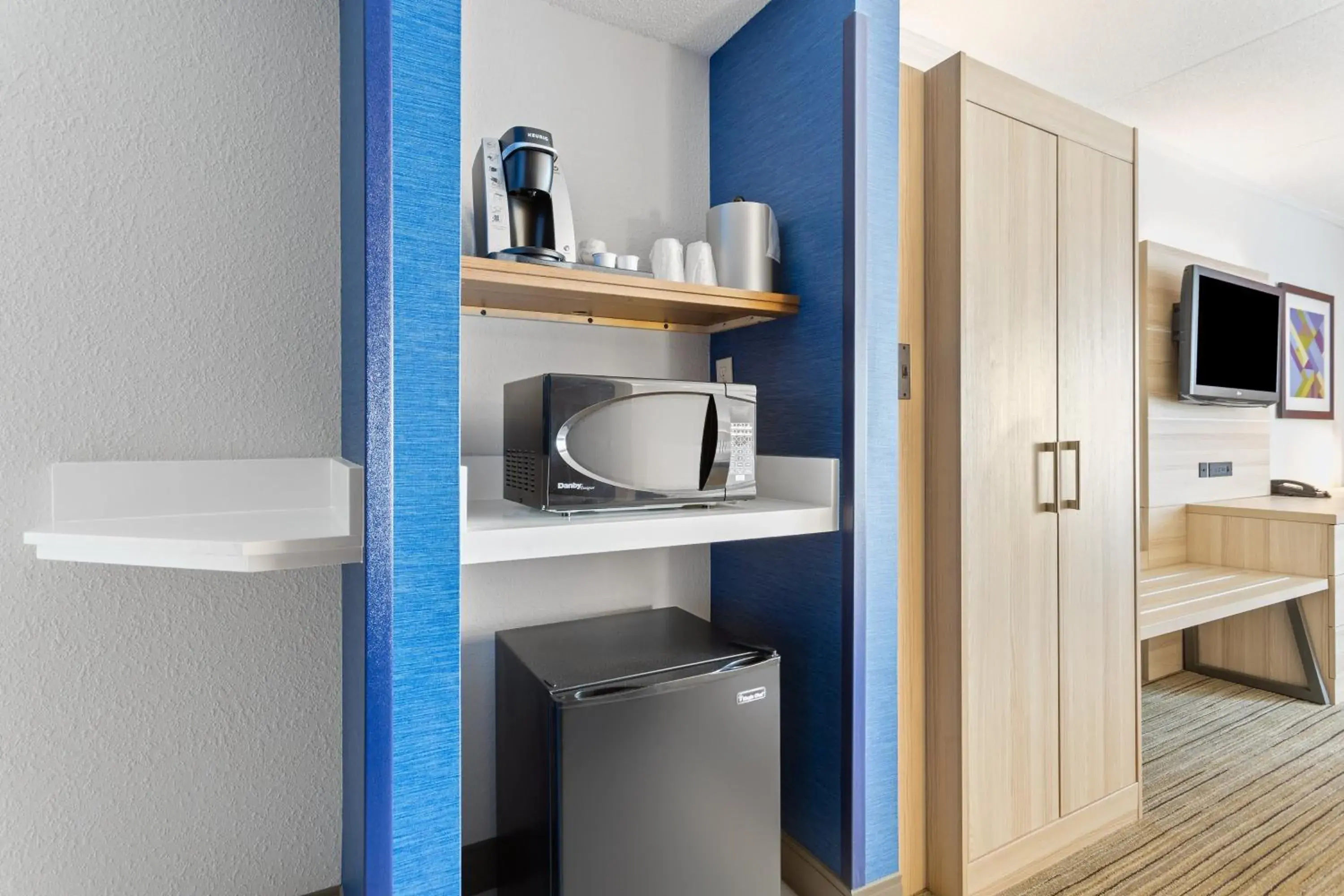 Standard King Room with Roll-In Shower - Mobility Access in Holiday Inn Express Hopewell - Fort Lee Area by IHG Standard King Room with Roll-In Shower - Mobility Access in Holiday Inn Express Hopewell - Fort Lee Area by IHG