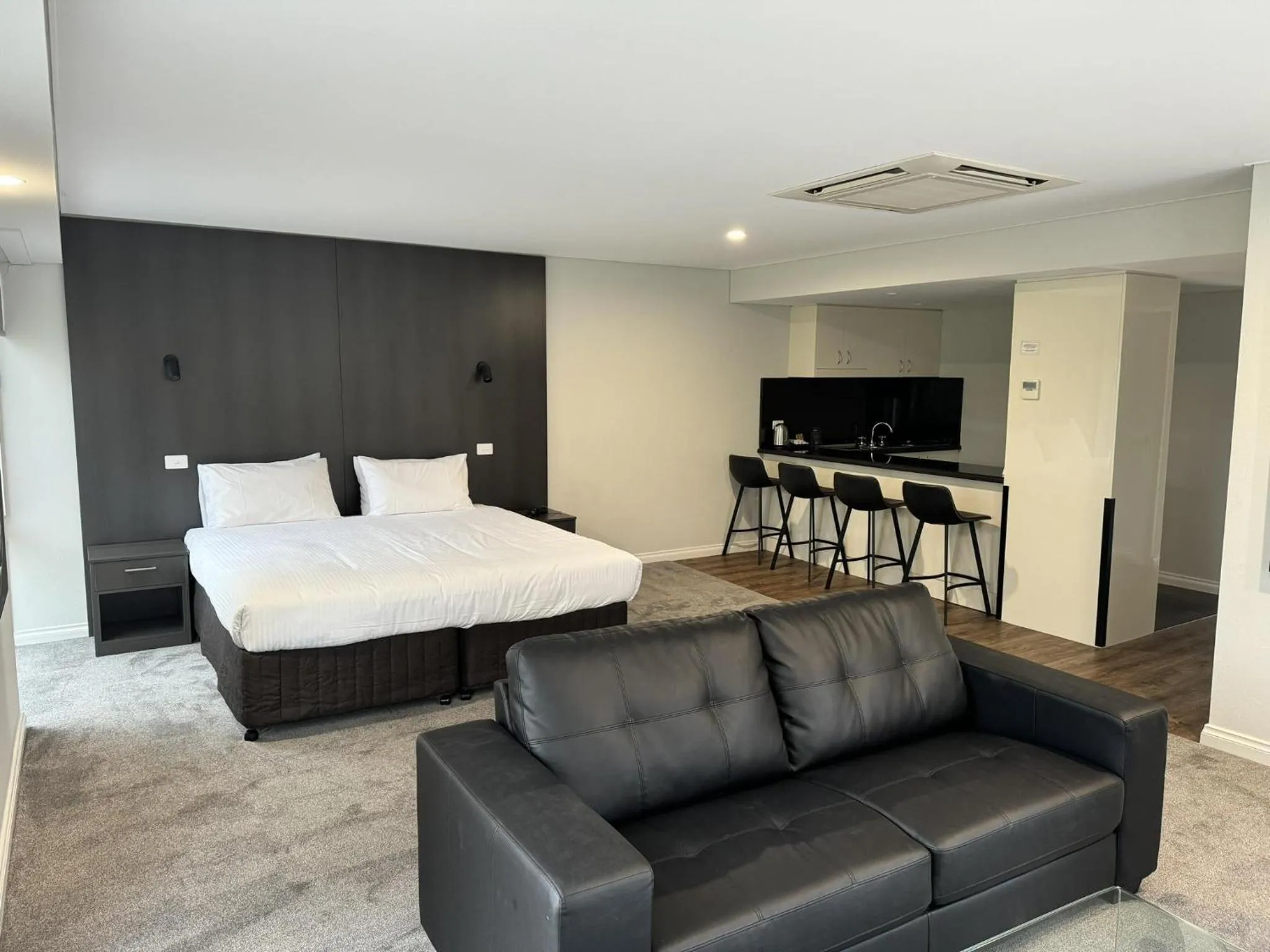Living room, Bed in Yarrawonga Mulwala Golf Club