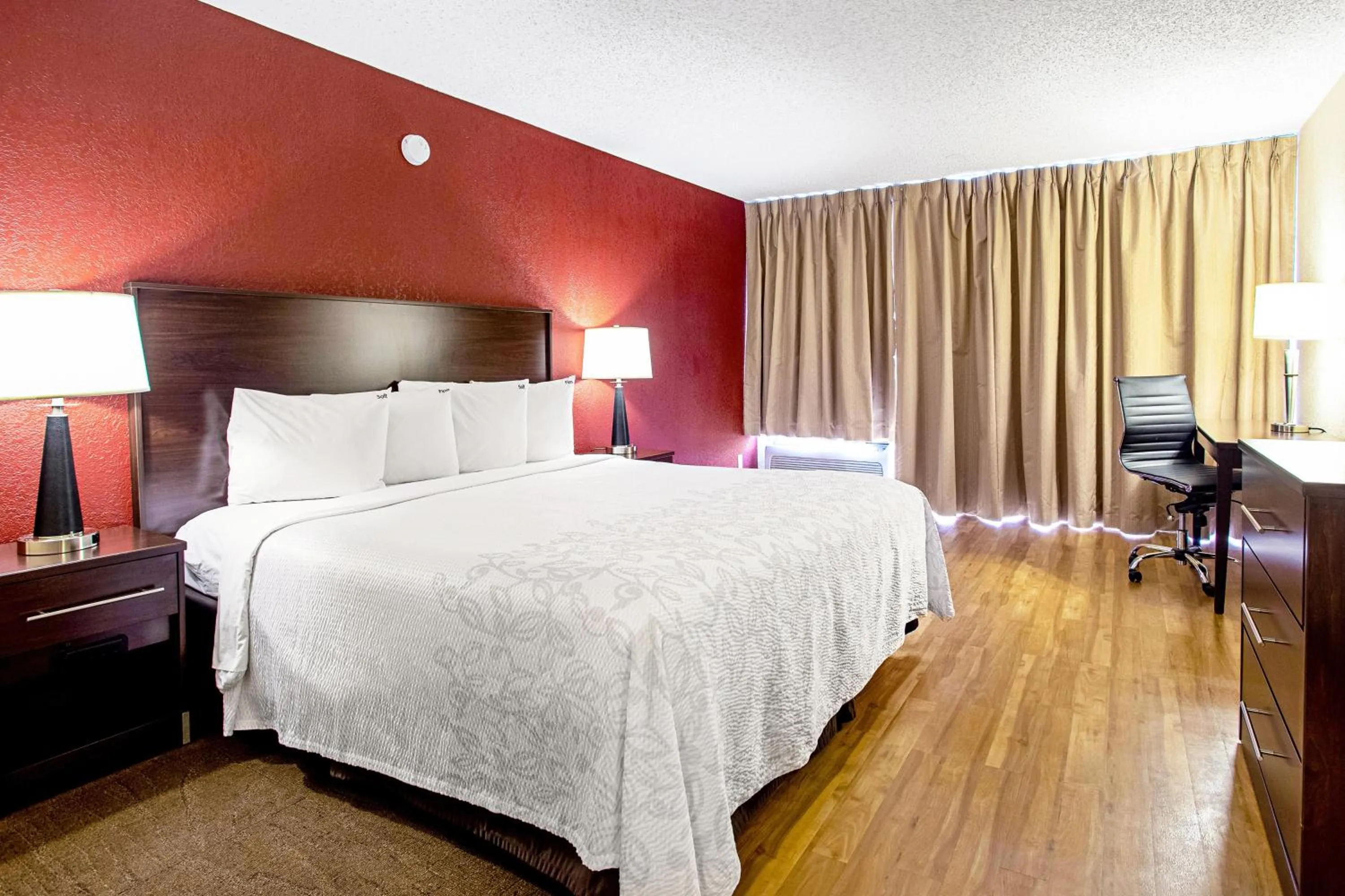 Bedroom in Red Roof Inn PLUS+ Wichita East