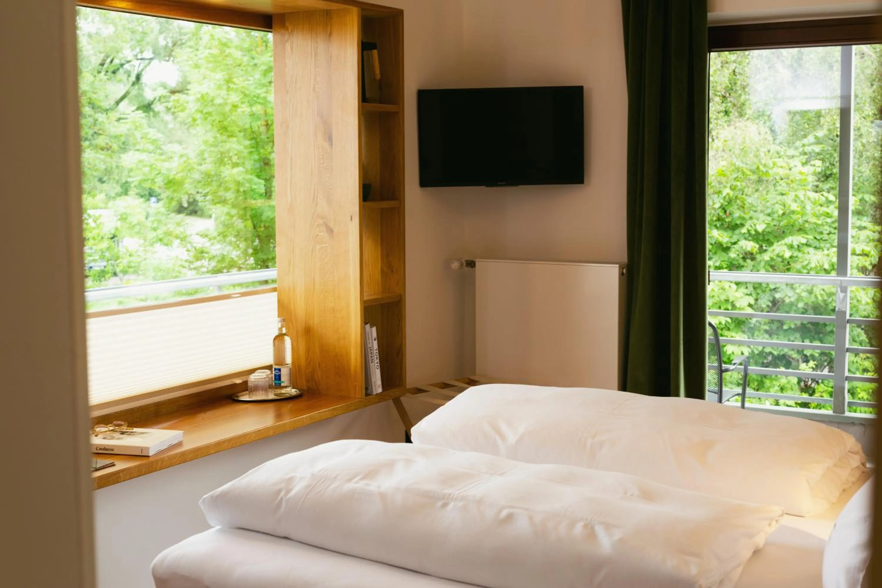 Photo of the whole room, Bed in Strandhotel SüdSee Diessen am Ammersee