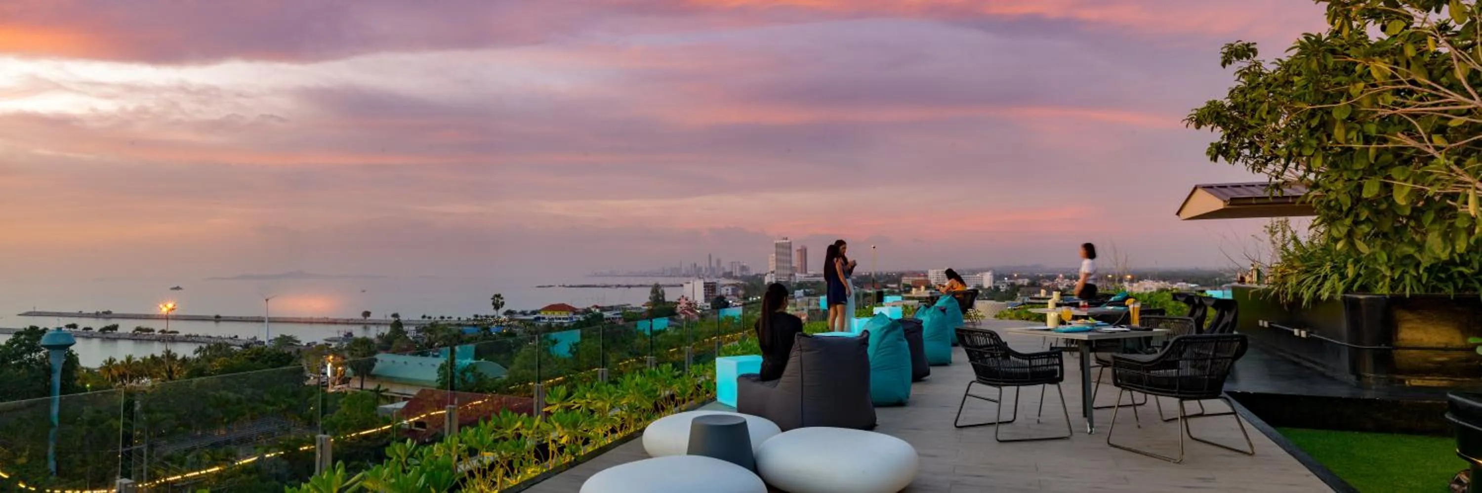 Restaurant/places to eat in Seaphere Pattaya Hotel by Elite Suites