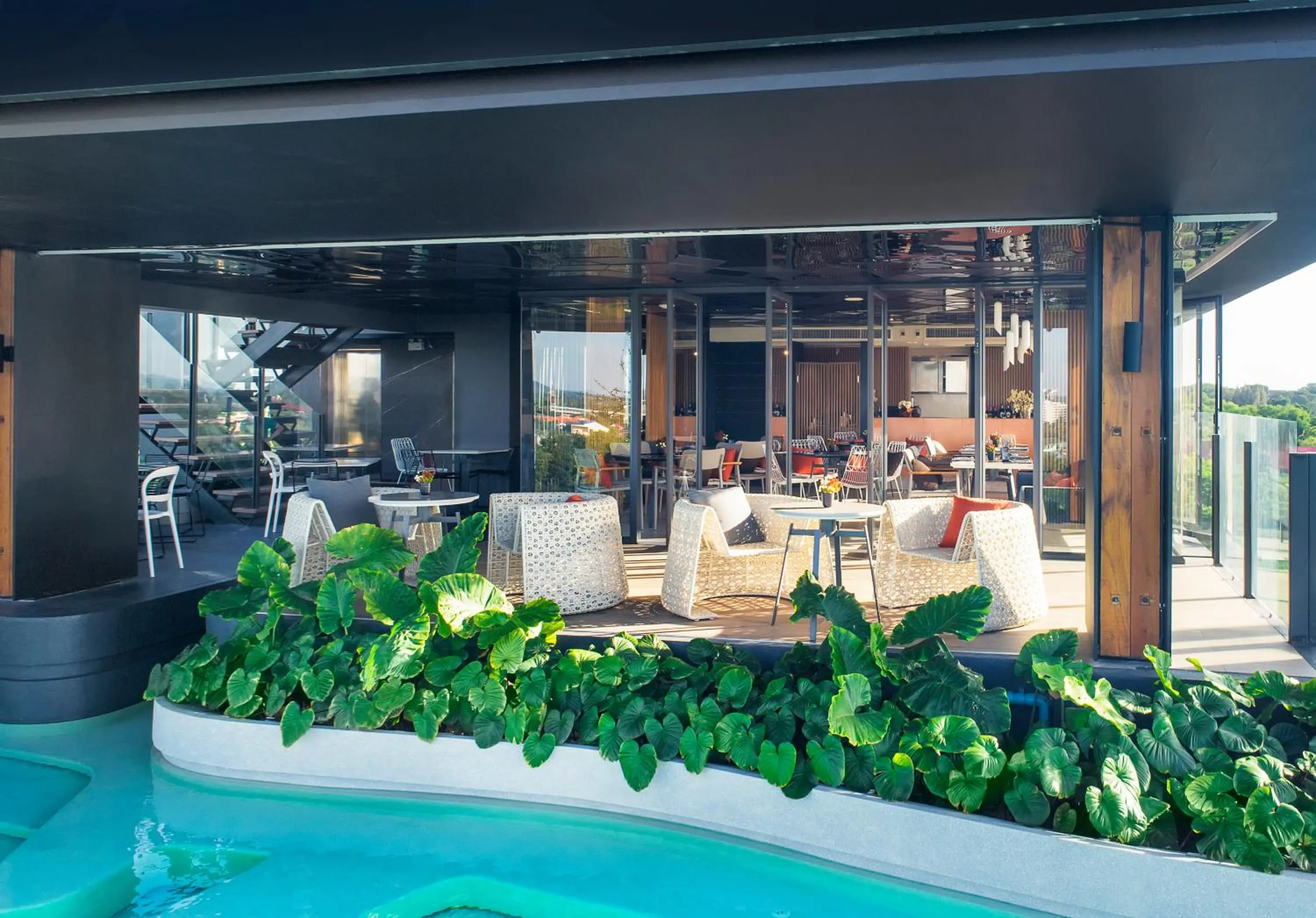 Restaurant/places to eat in Seaphere Pattaya Hotel by Elite Suites