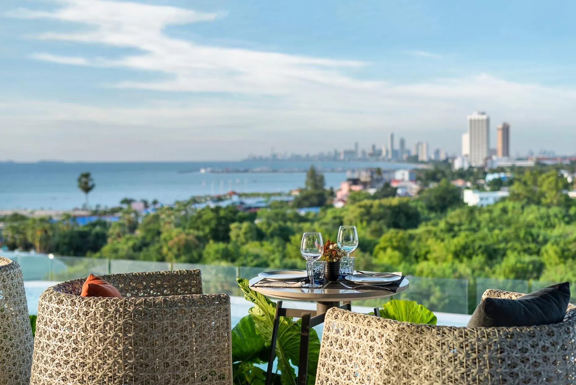 Restaurant/places to eat in Seaphere Pattaya Hotel by Elite Suites