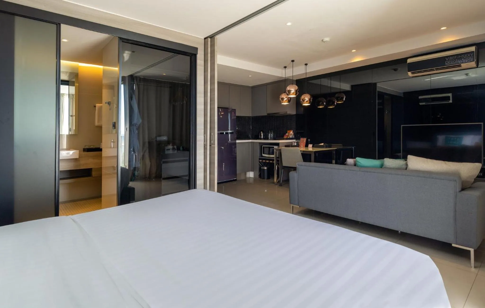 Living room, Bed in Seaphere Pattaya Hotel by Elite Suites