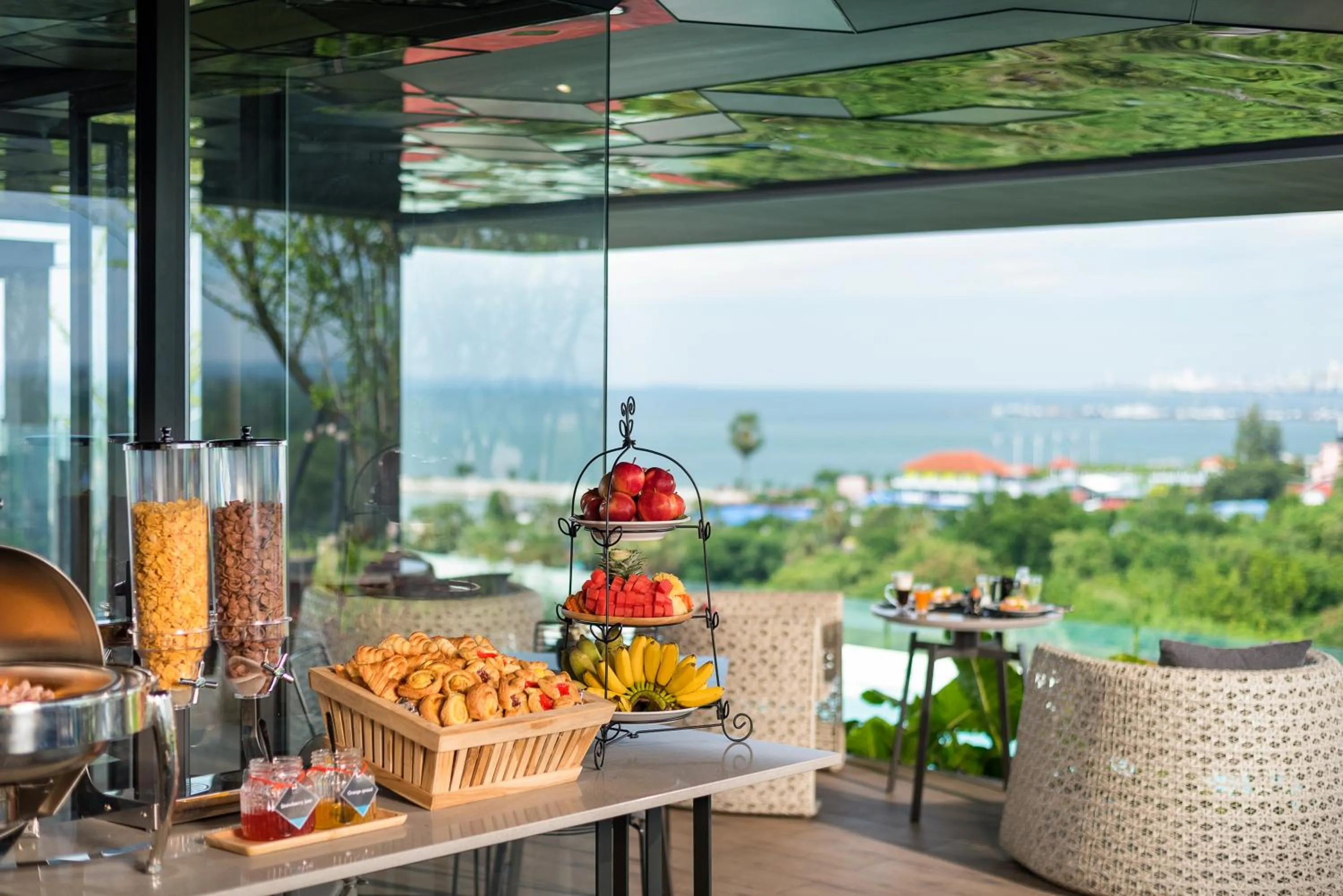 Restaurant/places to eat in Seaphere Pattaya Hotel by Elite Suites