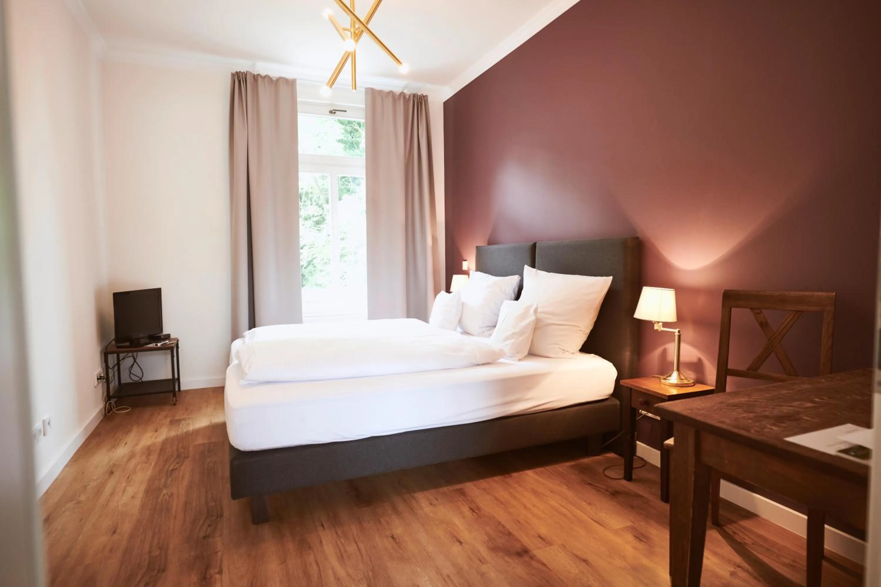 Photo of the whole room, Bed in Gutshotel Baron Knyphausen