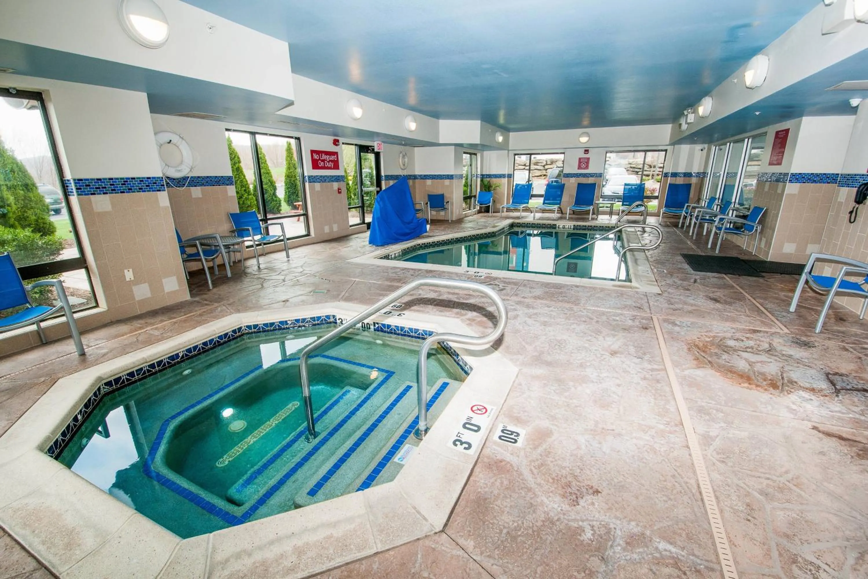 Swimming pool in TownePlace Suites by Marriott Scranton Wilkes-Barre