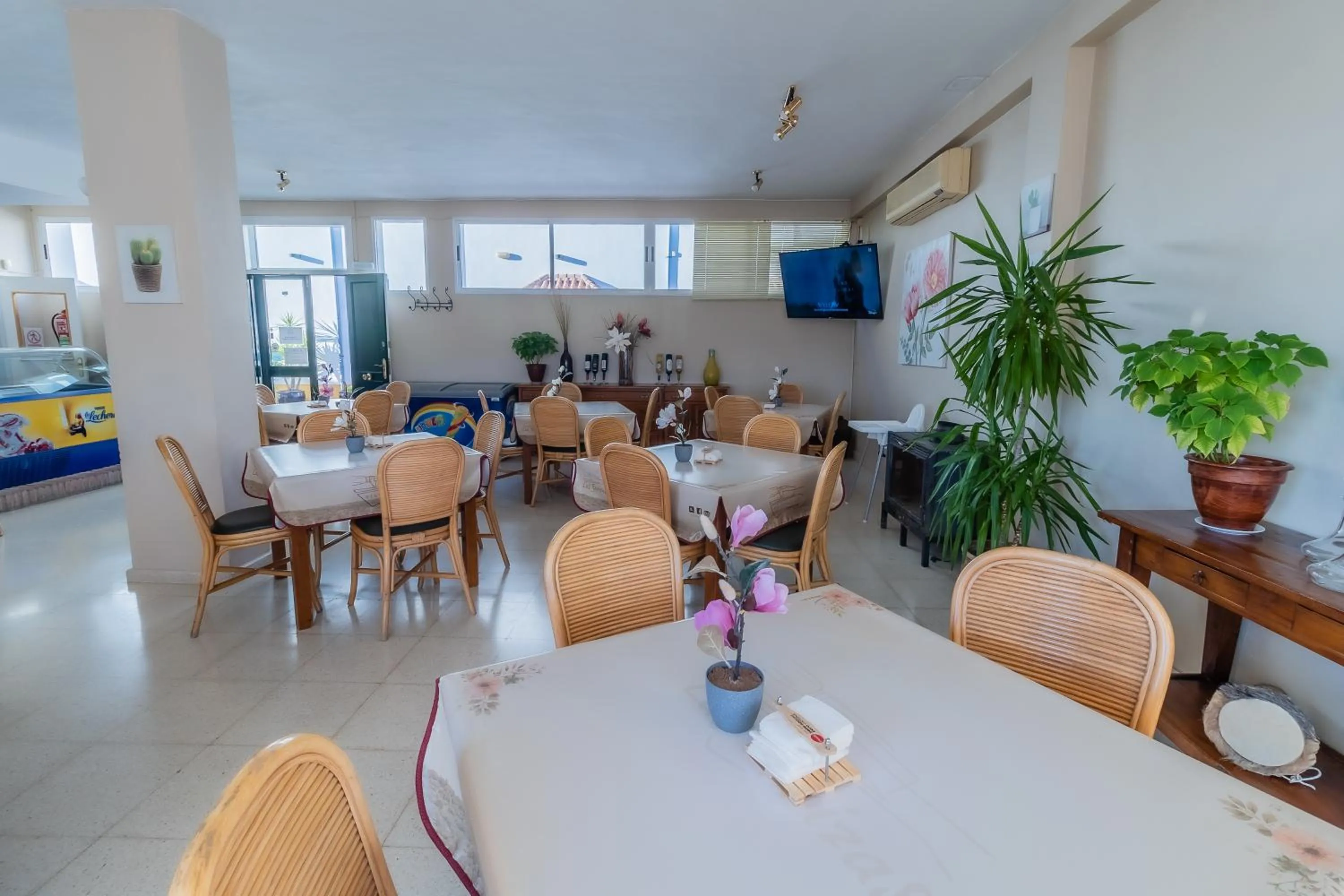 Restaurant/places to eat in Hotel Las Errizas by Vivere Stays