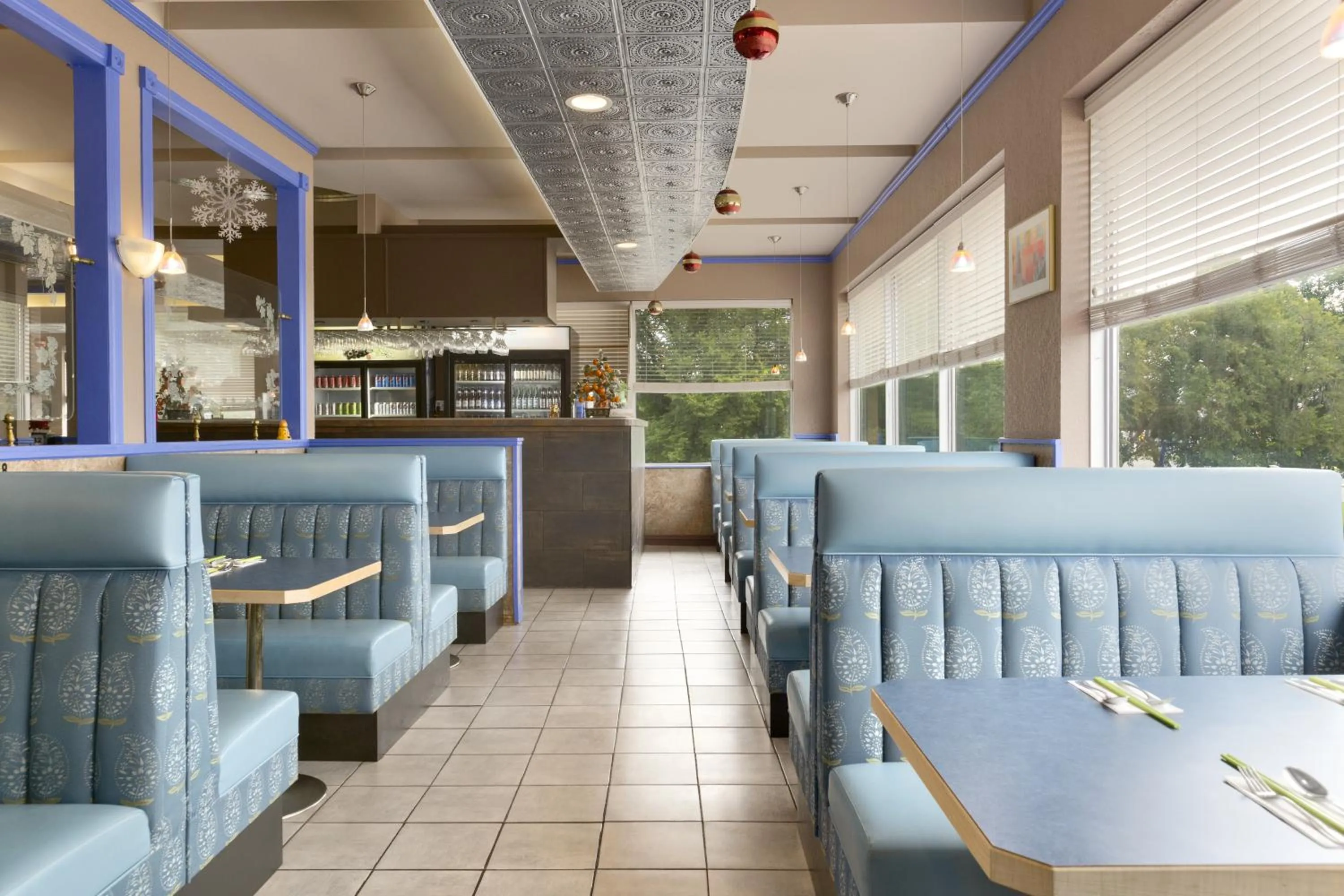 Restaurant/places to eat in Colonial Square Inn & Suites