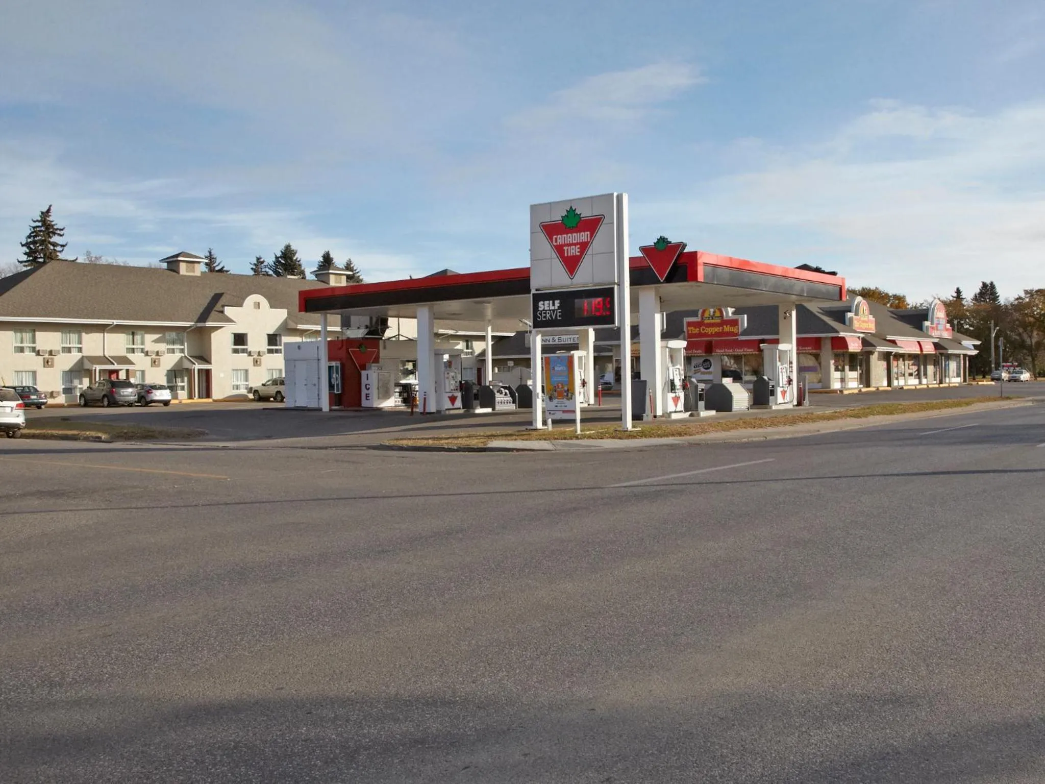 Facade/entrance in Colonial Square Inn & Suites