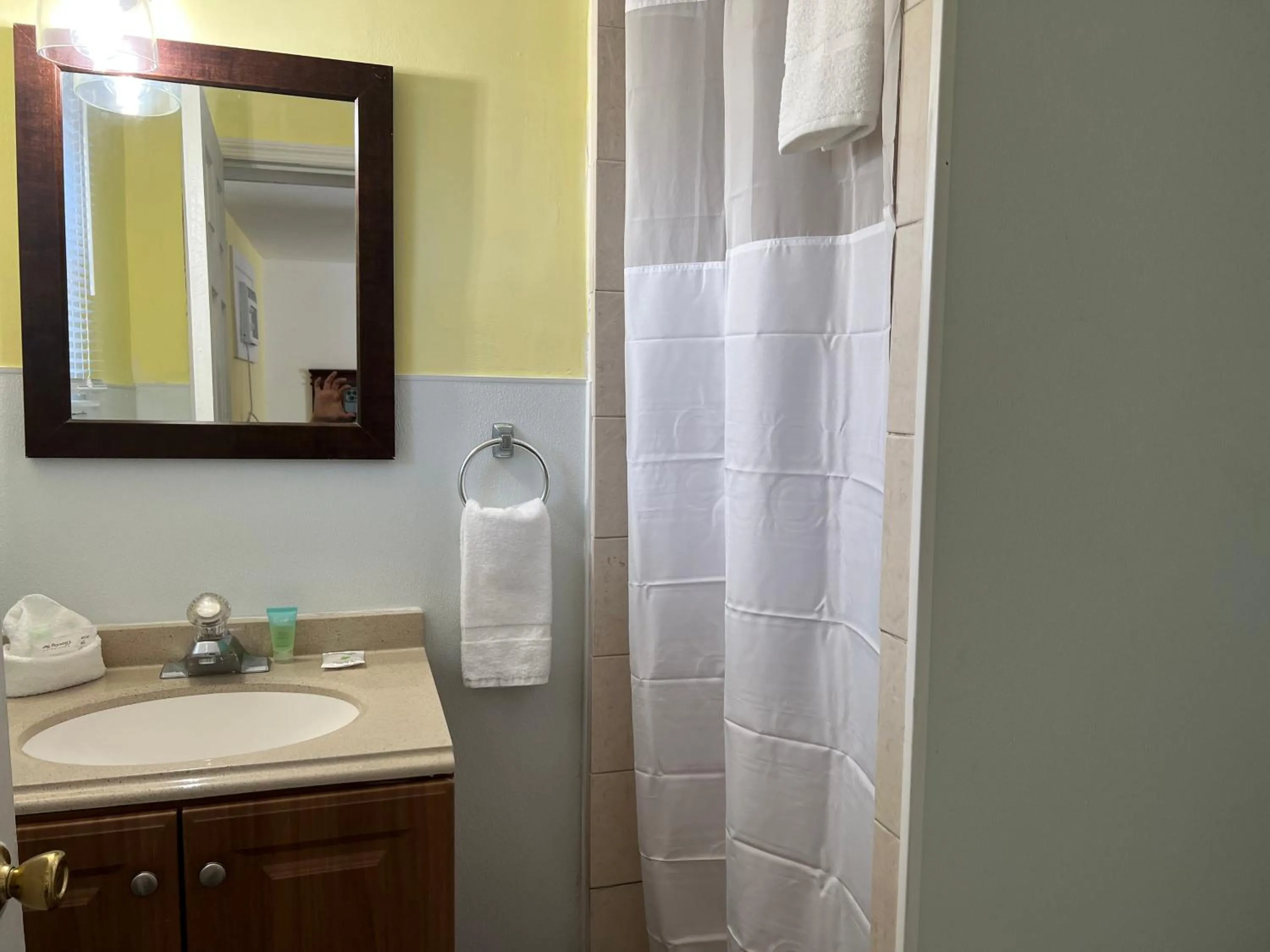Bathroom in Budget Inn Motel Suites Somers Point