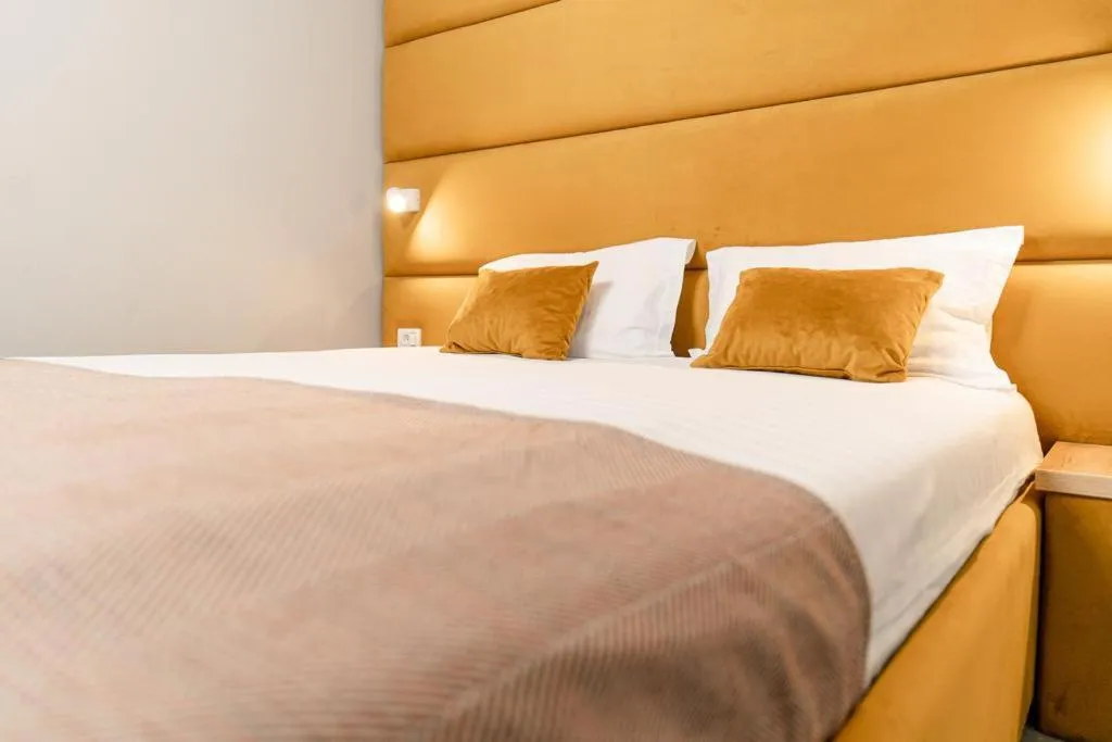 Bed in Pensiunea Elisei