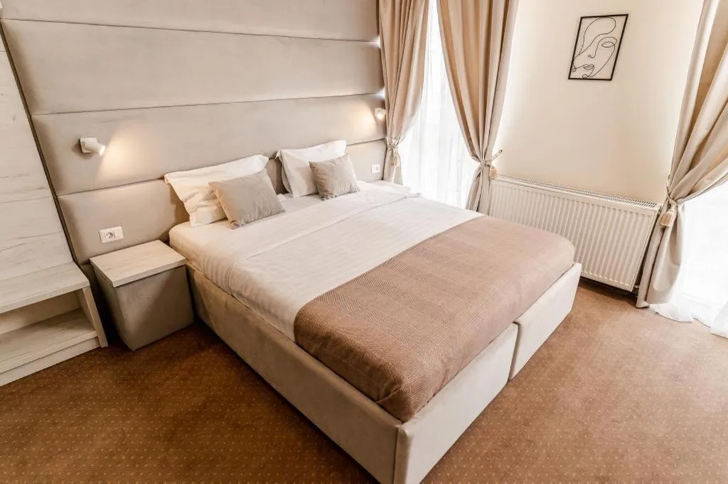 Bed in Pensiunea Elisei