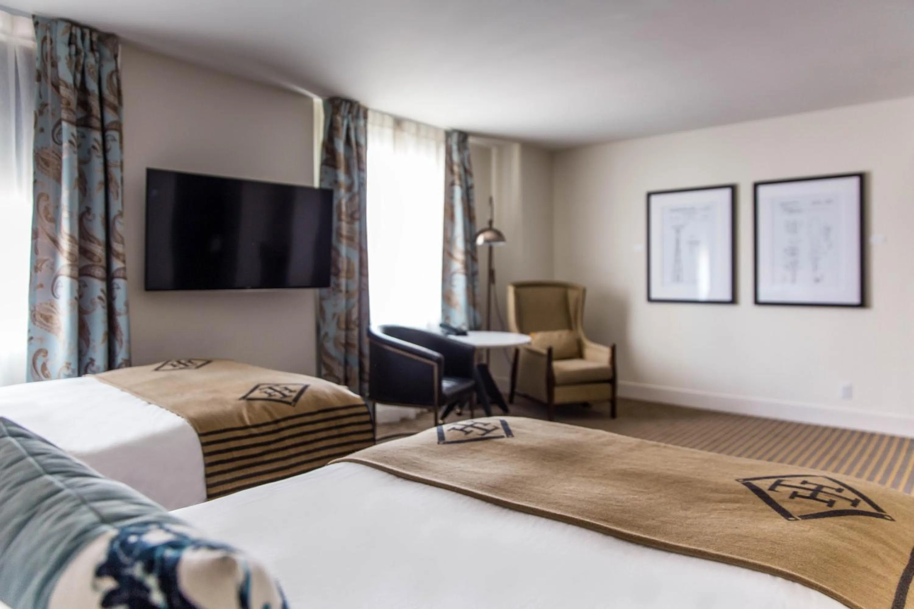 Bed in Hotel Theodore Seattle Downtown, Tapestry by Hilton