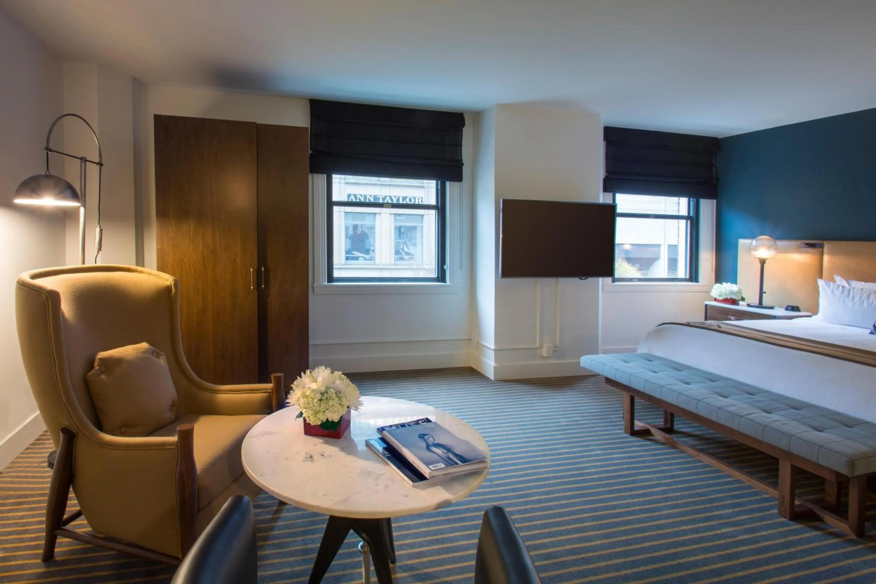 Living room, Bed in Hotel Theodore Seattle Downtown, Tapestry by Hilton